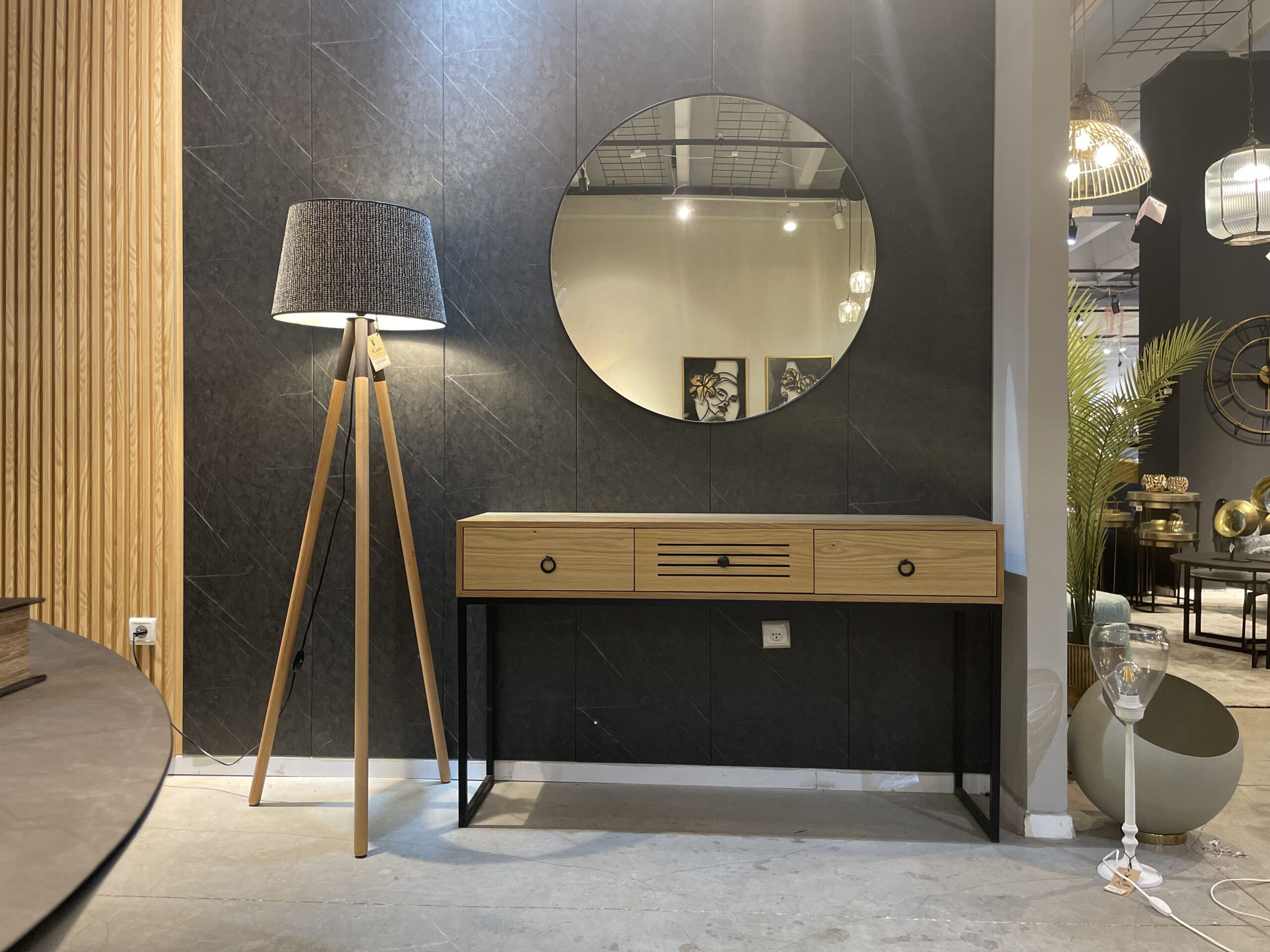 קונסולה דגם ורסצ'ה רגל ברזל קונסולה דגם ורסצ'ה רגל ברזל