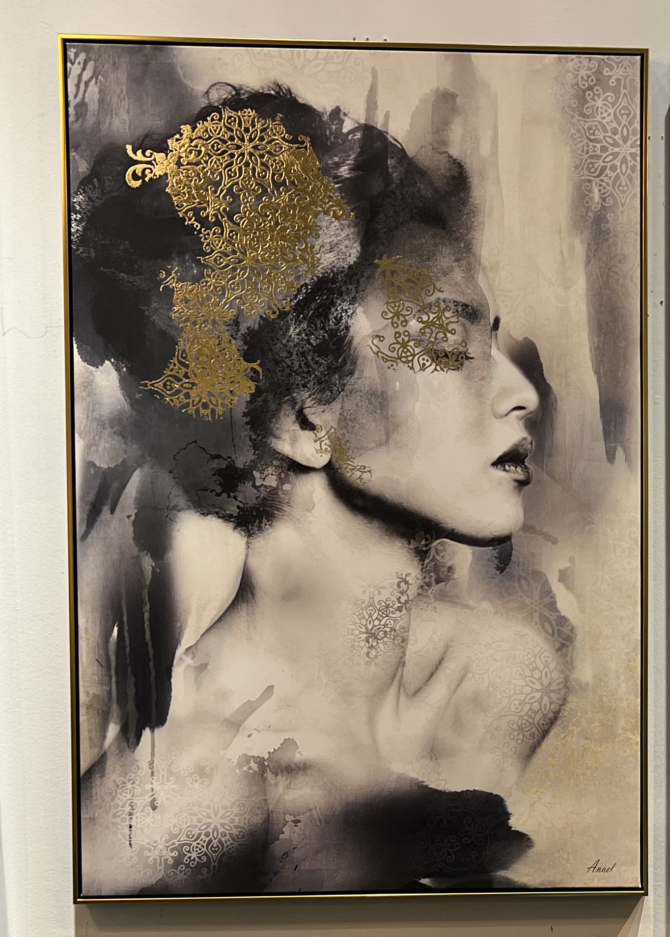 תמונה דגם אישה שחור בשילוב זהב