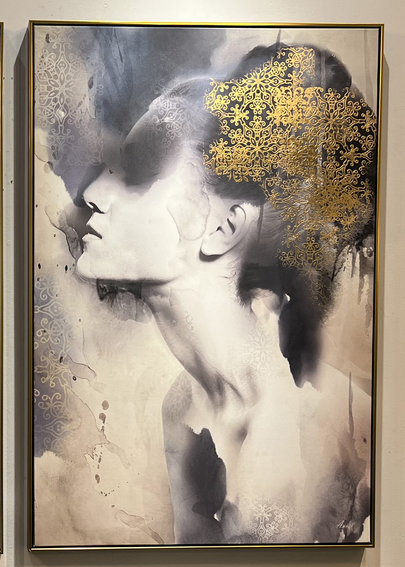 תמונה דגם אישה שחור בשילוב זהב