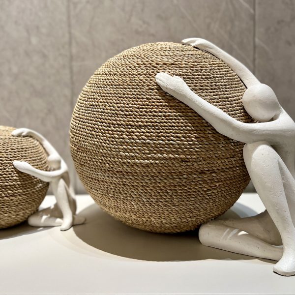 פסל איש עם כדור קש