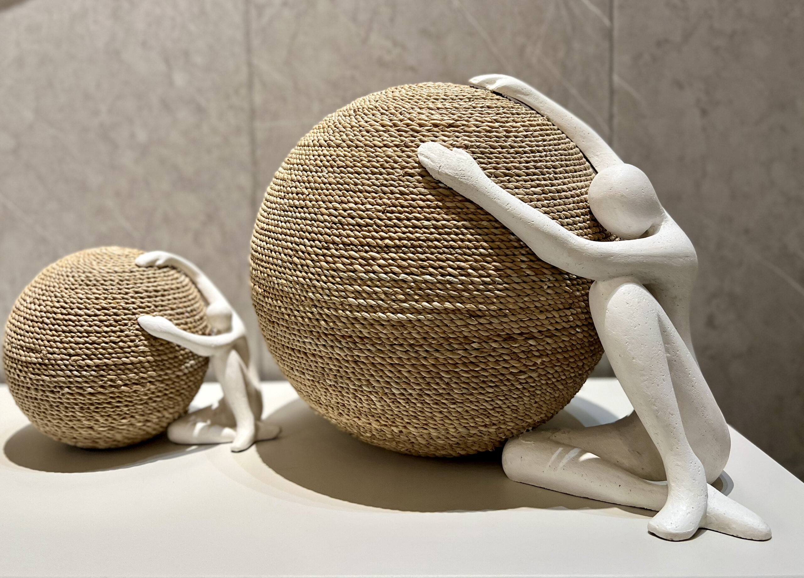 פסל איש עם כדור קש