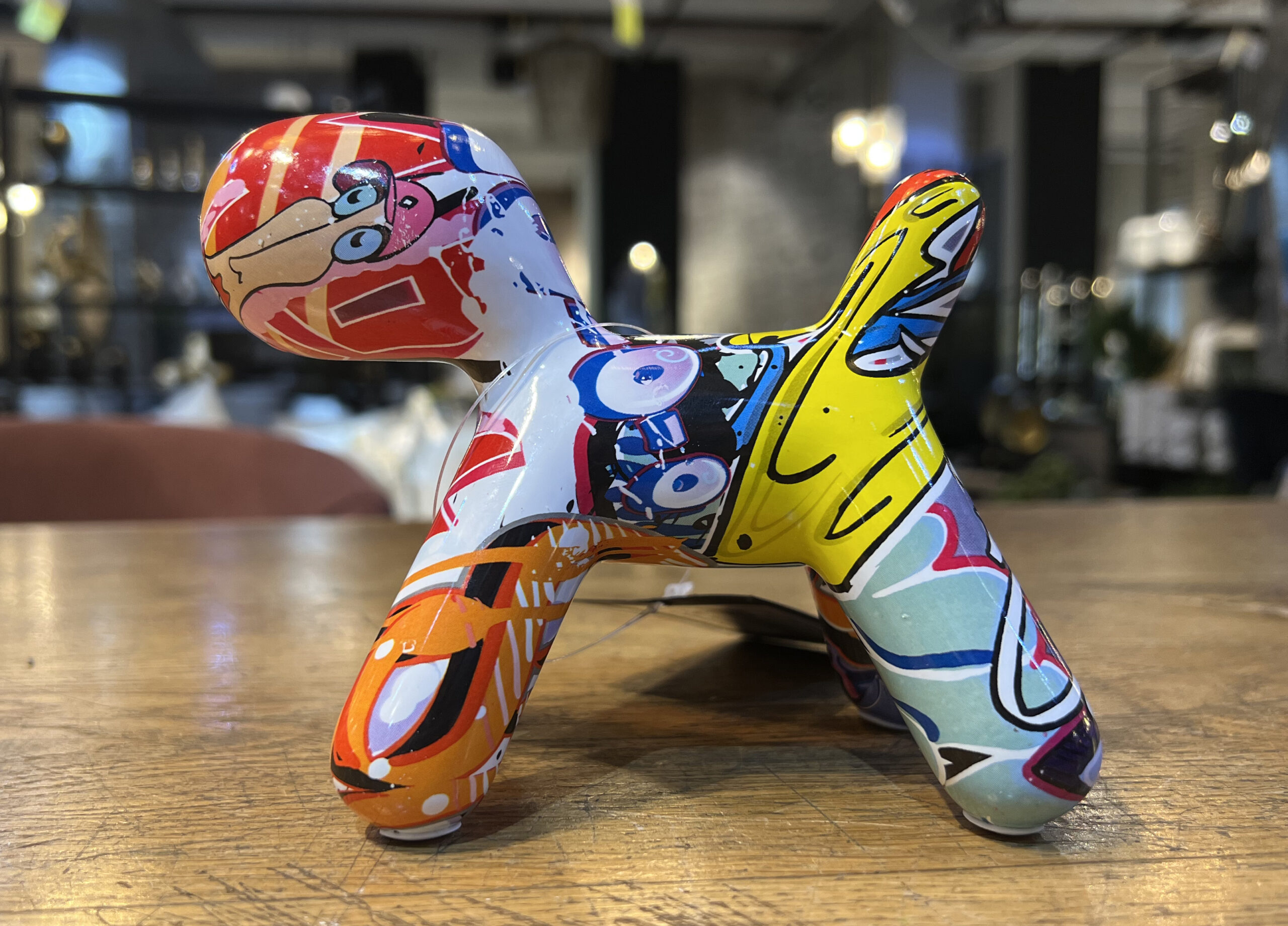 פסל כלב מודרני צבעוני גרפיטי קטן פסל כלב מודרני צבעוני גרפיטי קטן