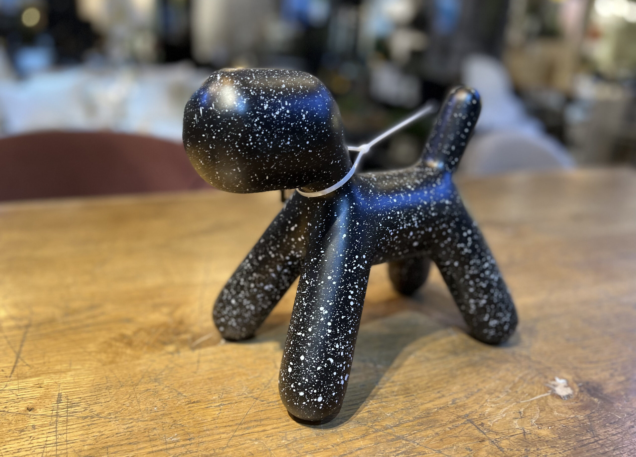 פסל כלב מודרני שחור שפריצים לבן