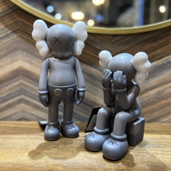 פסל בובה נורדי אפור אוזניים לבנות