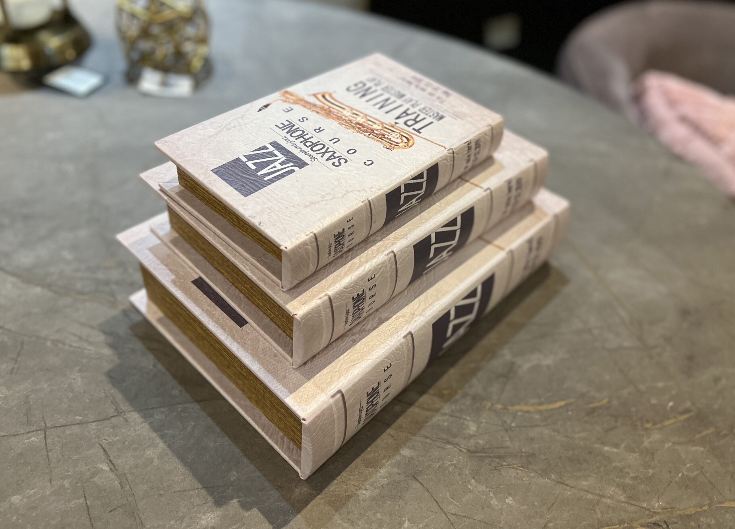 ספר סקסופון עם אחסון ספר סקסופון עם אחסון