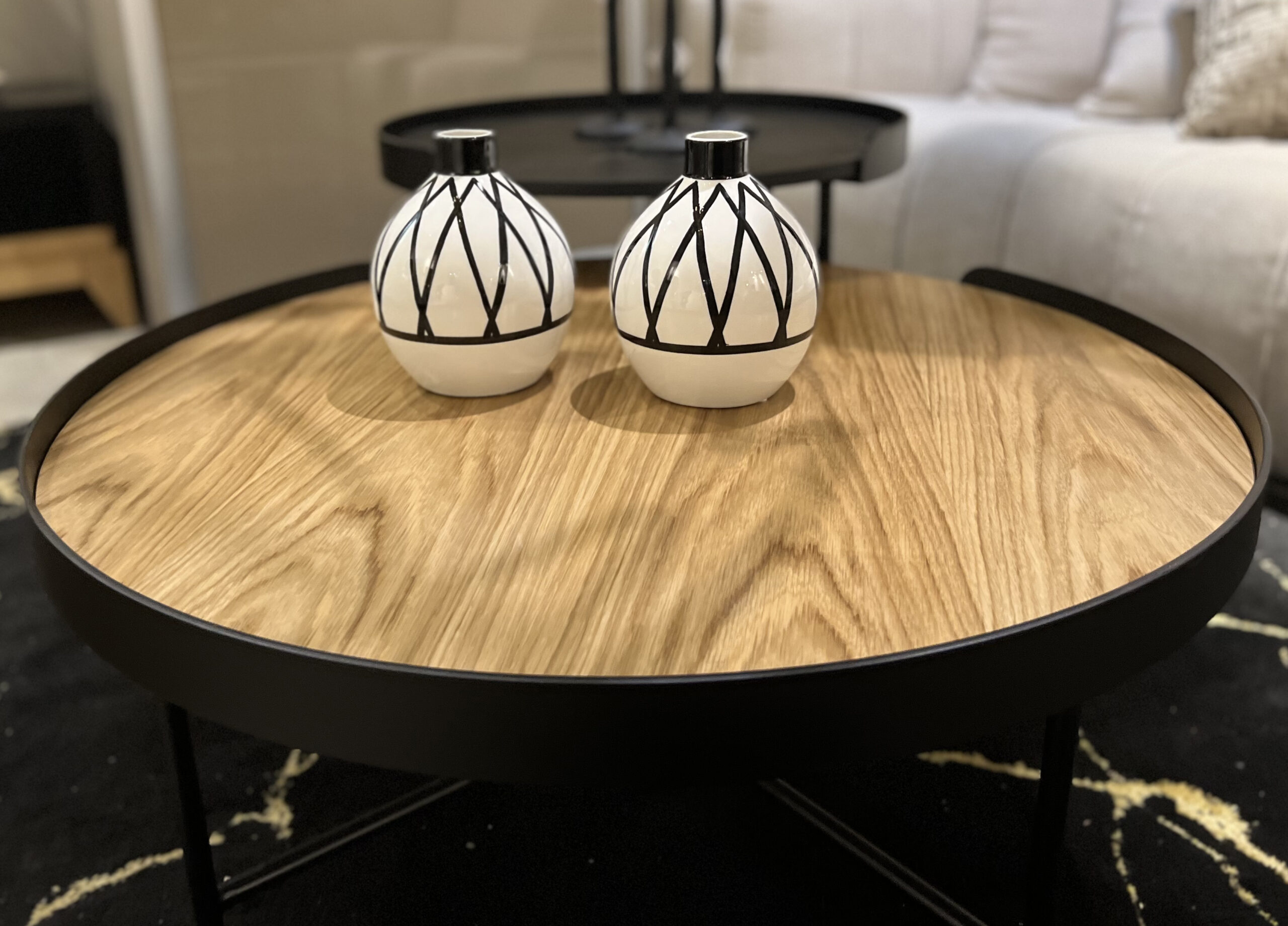 כד לבן מבריק עיטור שחור משולשים גדולים כד לבן מבריק עיטור שחור משולשים גדולים