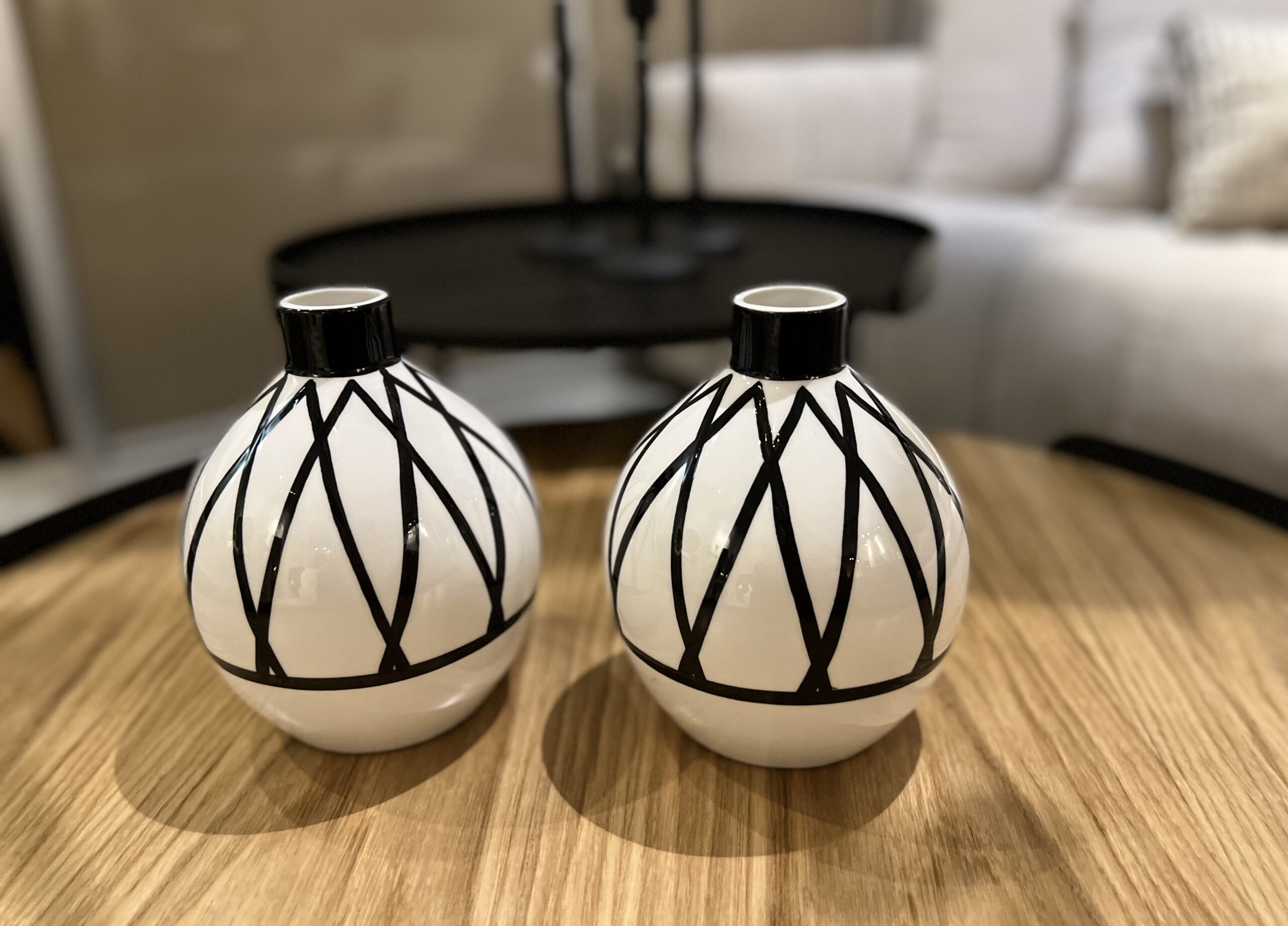 כד לבן מבריק עיטור שחור משולשים גדולים כד לבן מבריק עיטור שחור משולשים גדולים