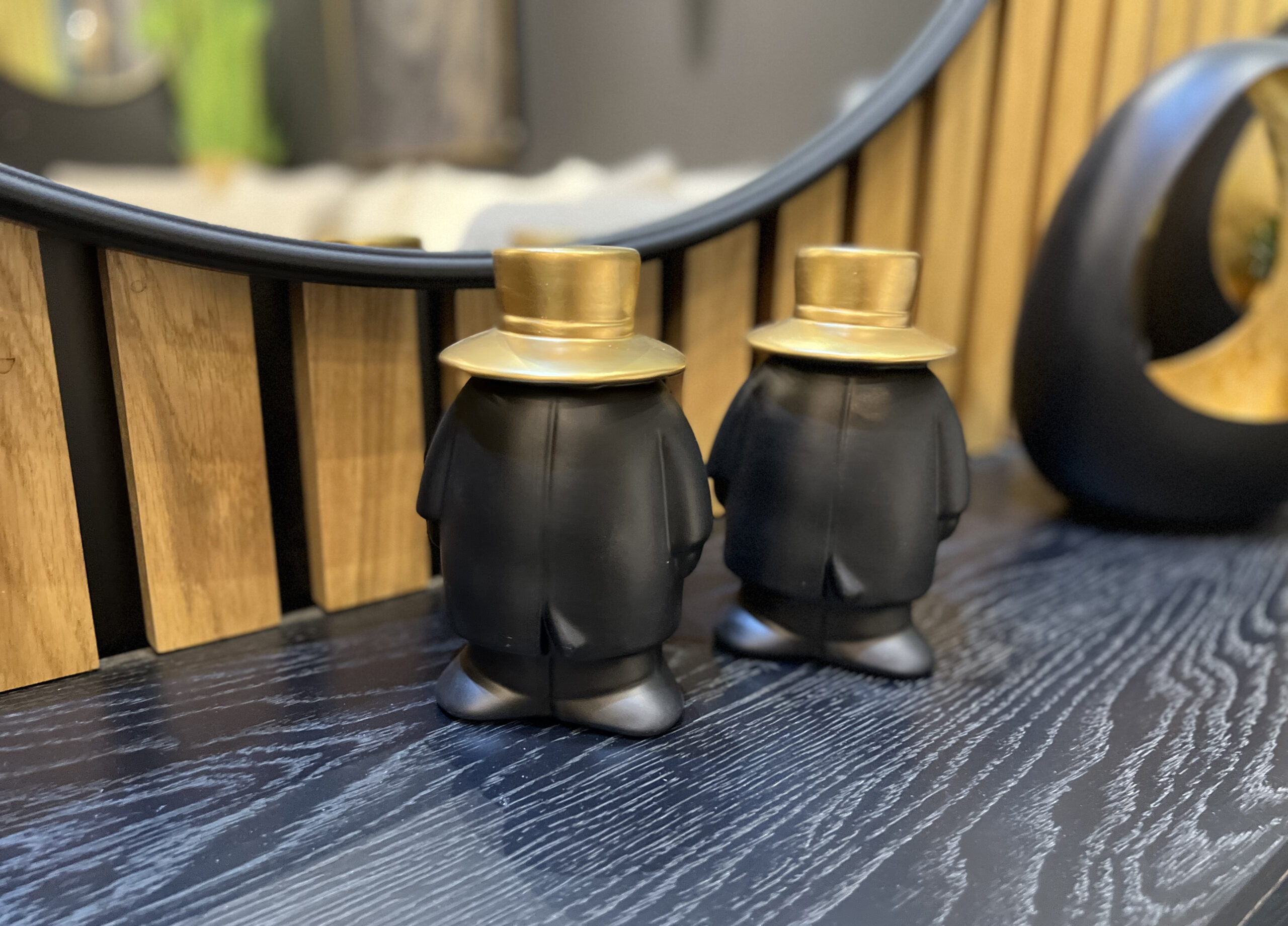 פסל איש נמוך שחור כובע זהב