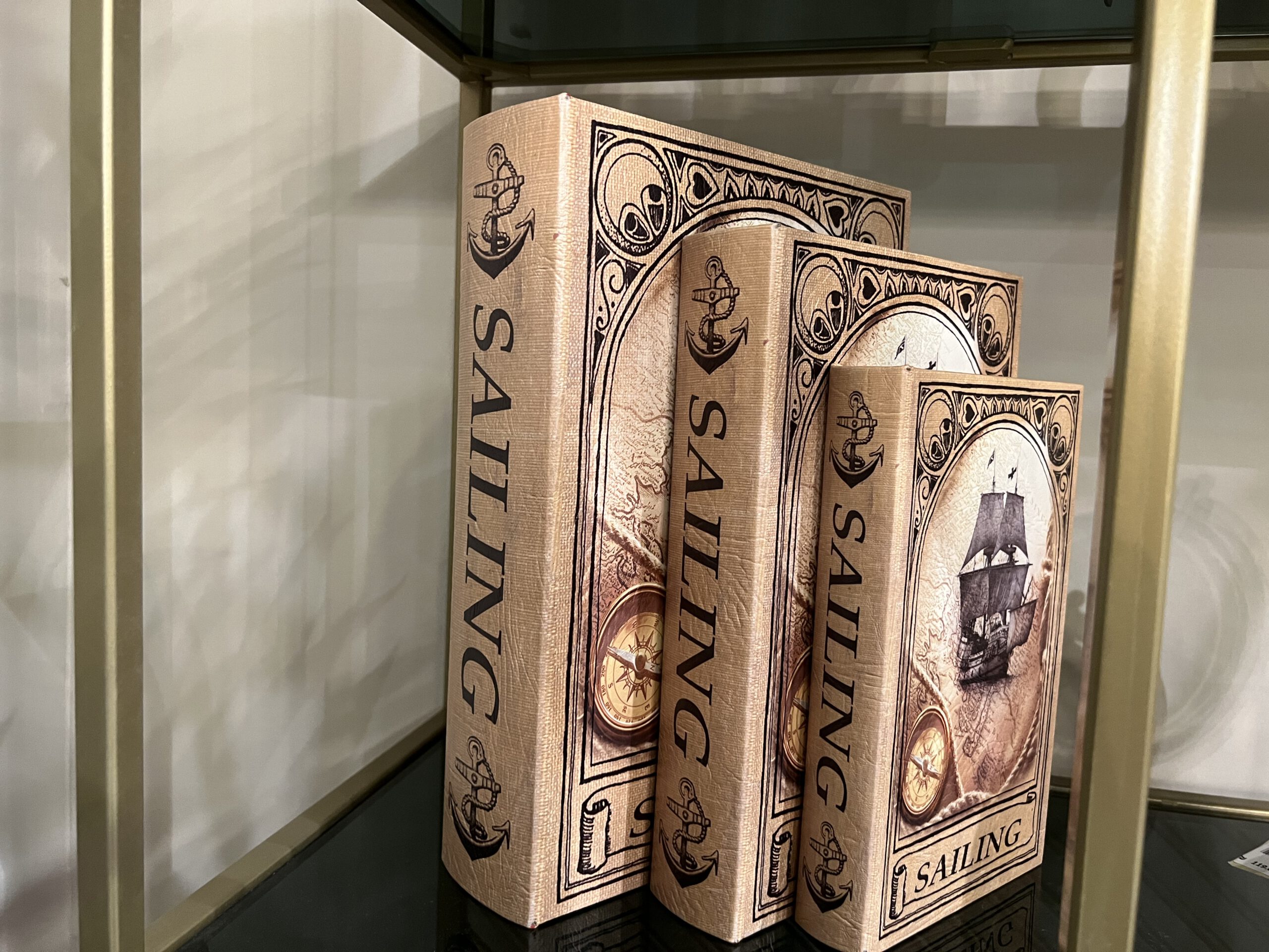 ספר ספינה עם אחסון ספר ספינה עם אחסון