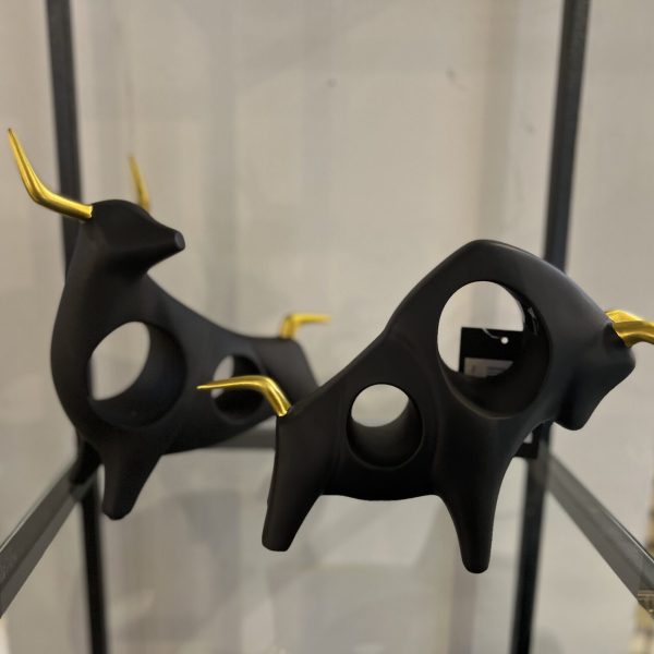 פסל שור מחורר