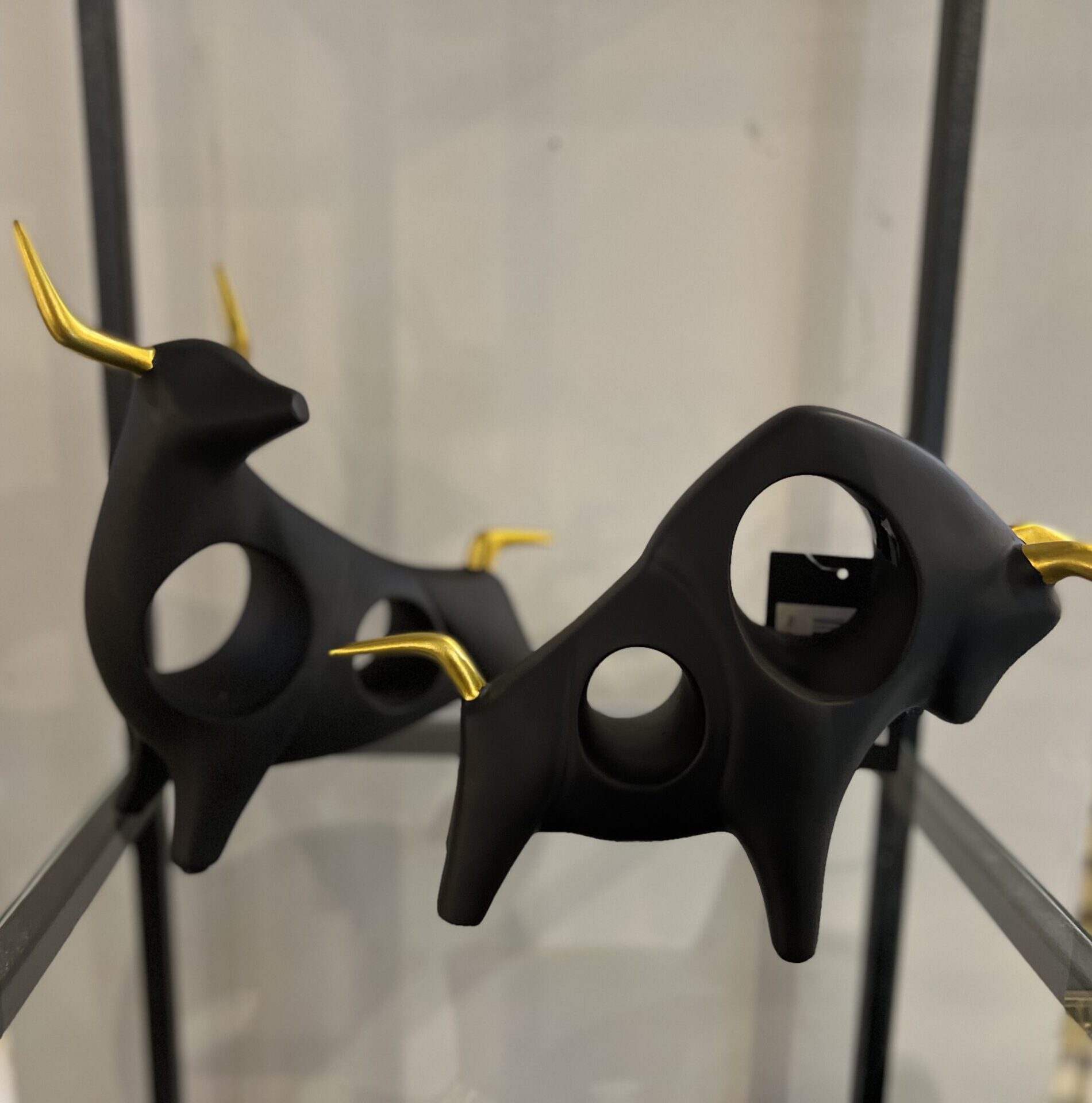 פסל שור מחורר