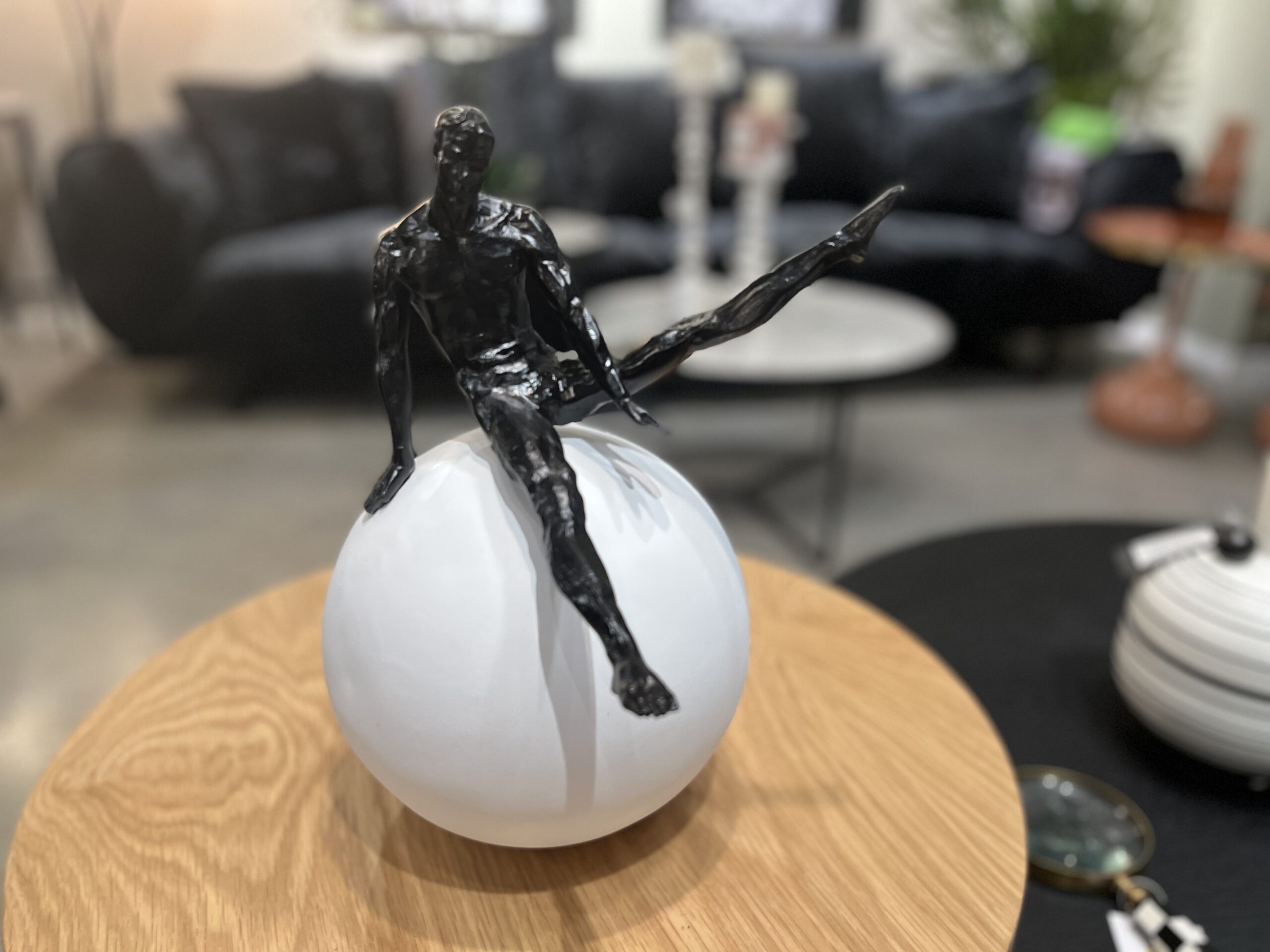 פסל איש שחור על כדור לבן פסל איש שחור על כדור לבן