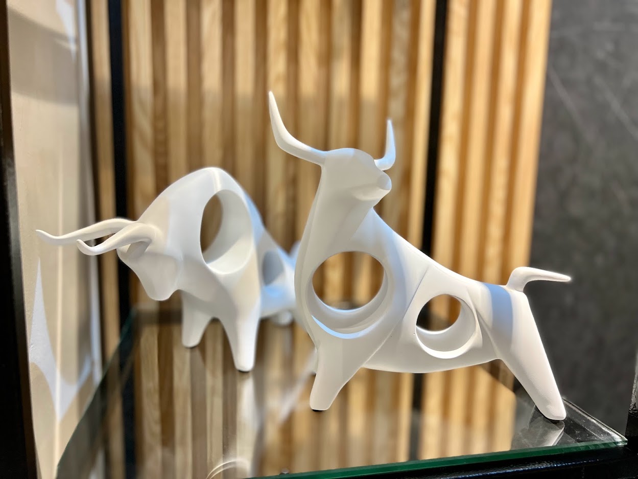 פסל שור מחורר