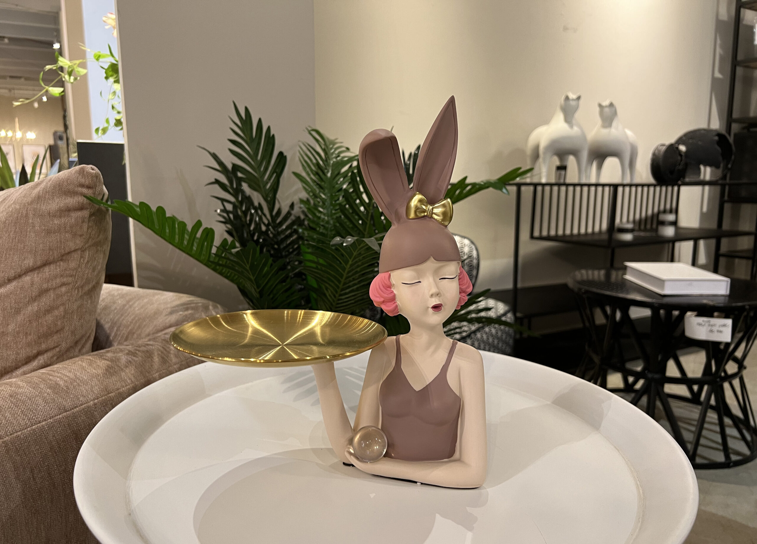 פסל אשה עם אוזני שפן ומגש זהב