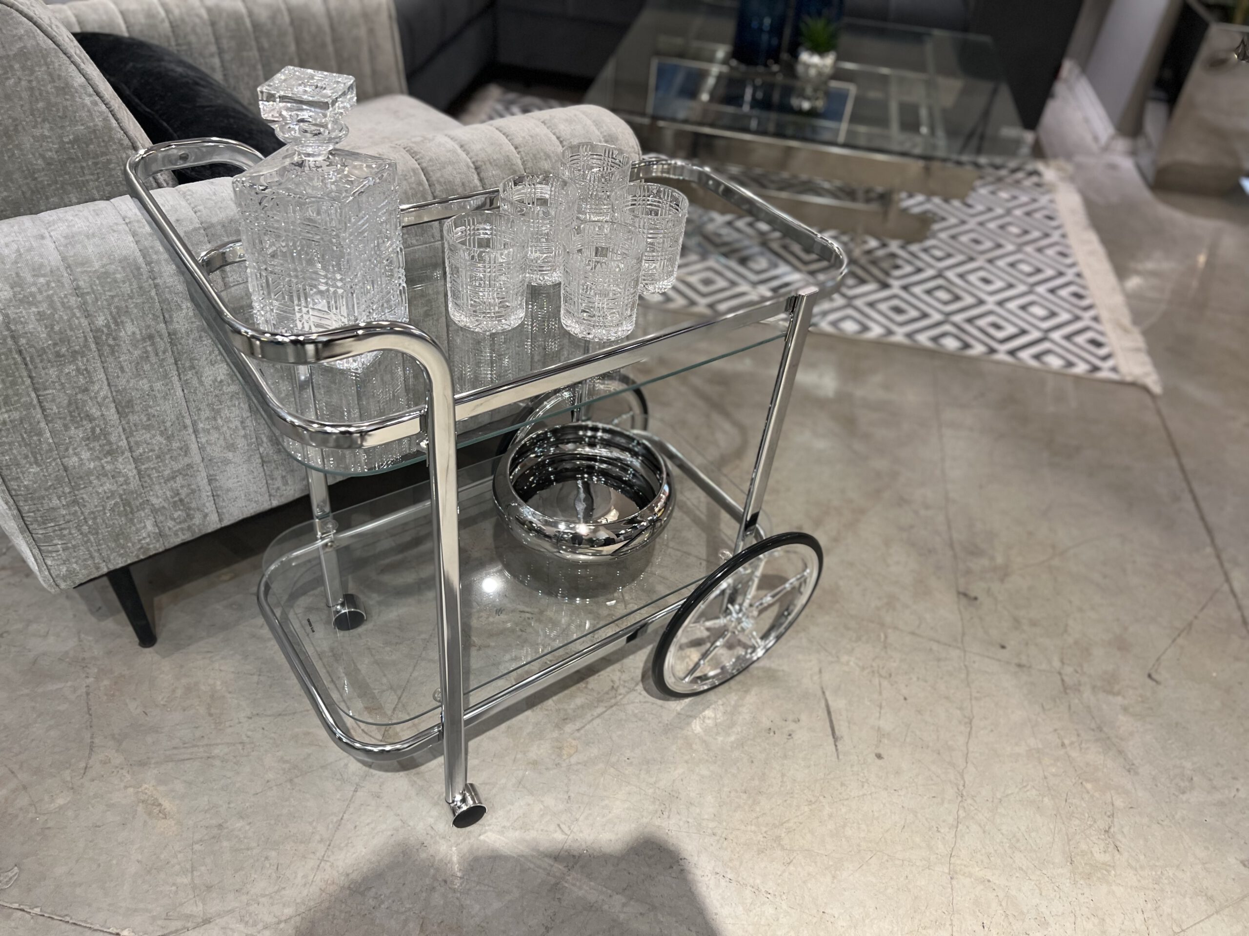 עגלת משקאות בצבע כסף עגלת משקאות בצבע כסף