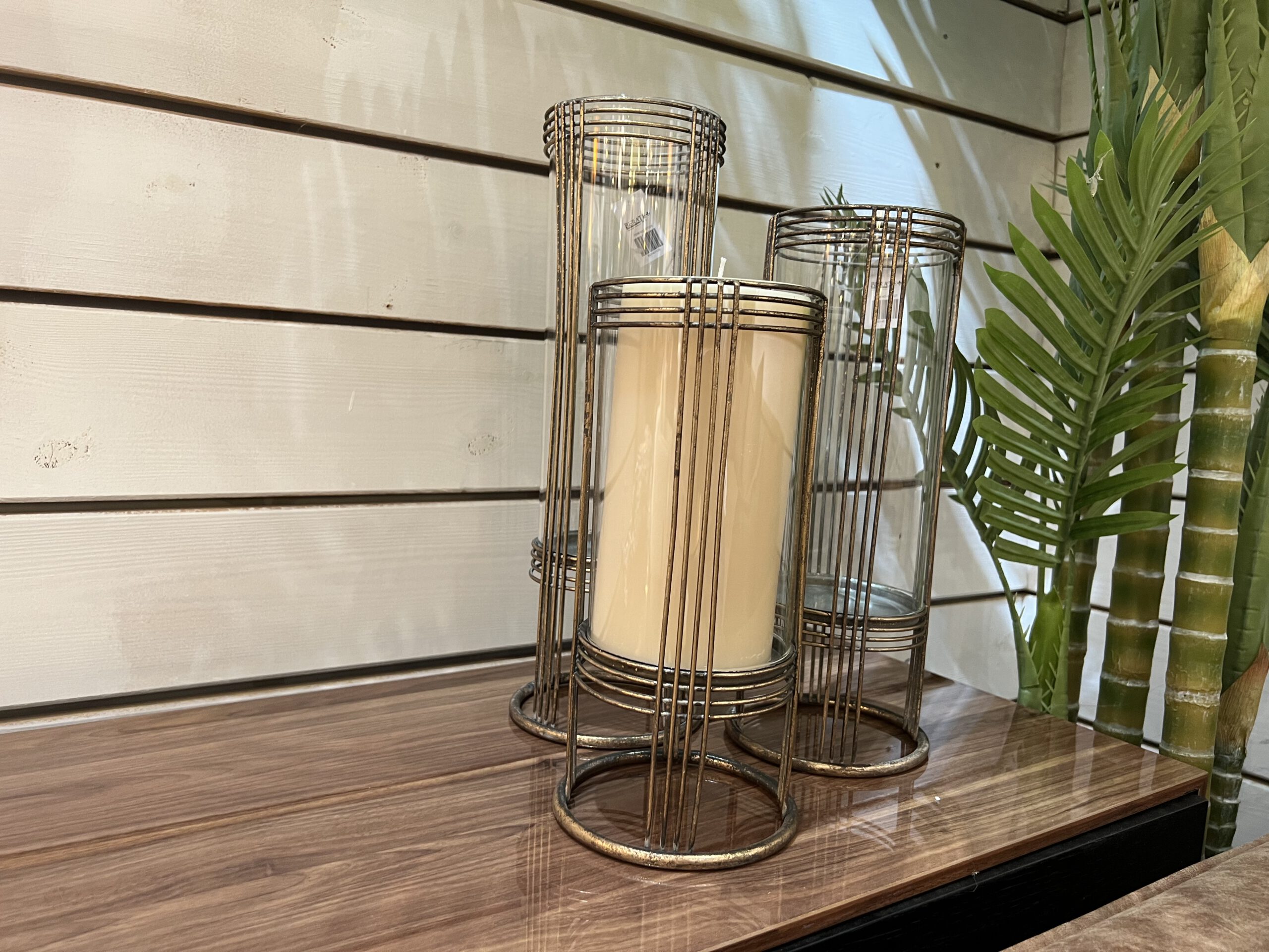 פמוט זכוכית עם מעמד זהב פמוט זכוכית עם מעמד זהב