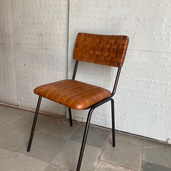 כסא דגם קלוע עור חום