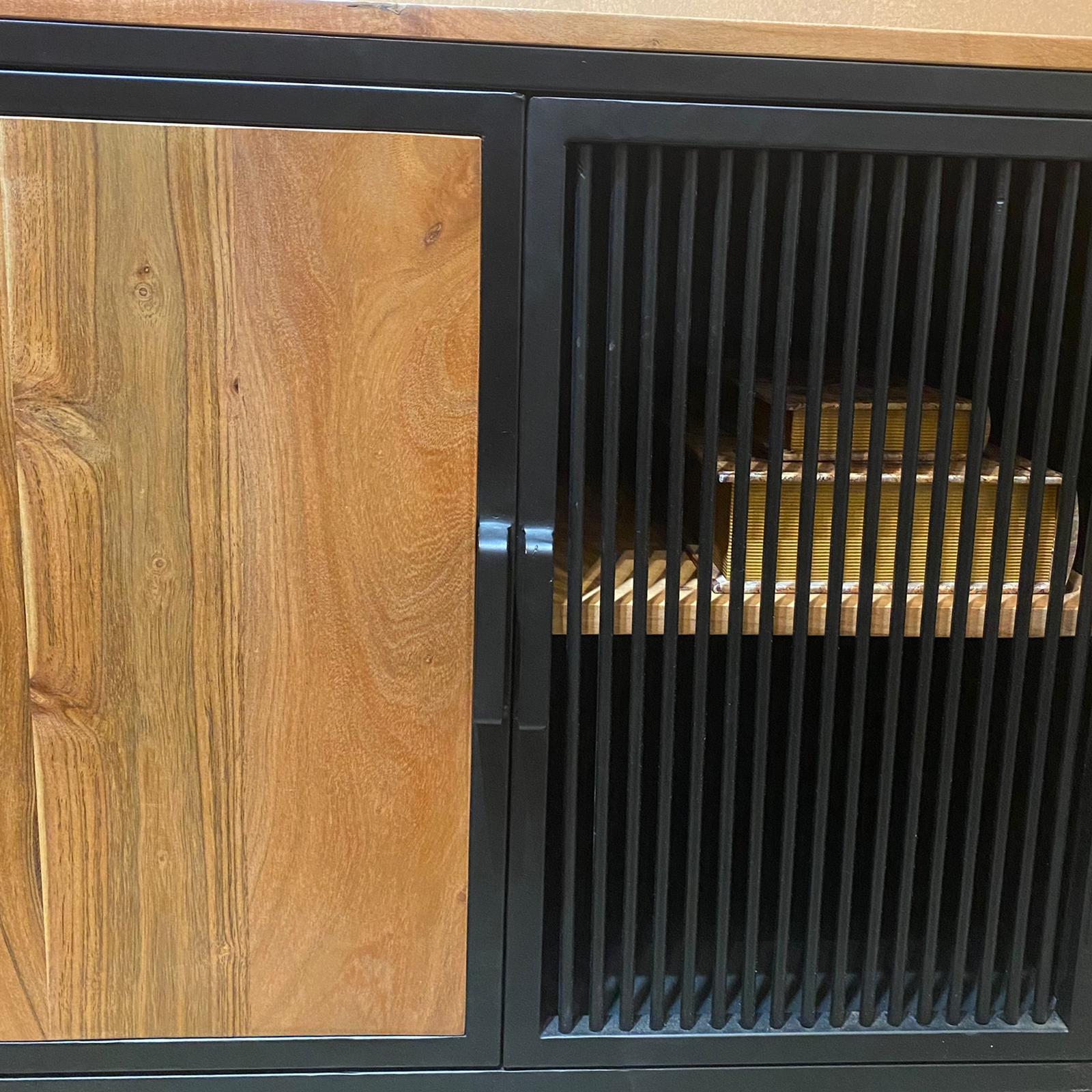 קומודה עץ שיטה 4 דלתות, פסים ברזל שחור, 3 מגירות - דגם לילה - חיסול!