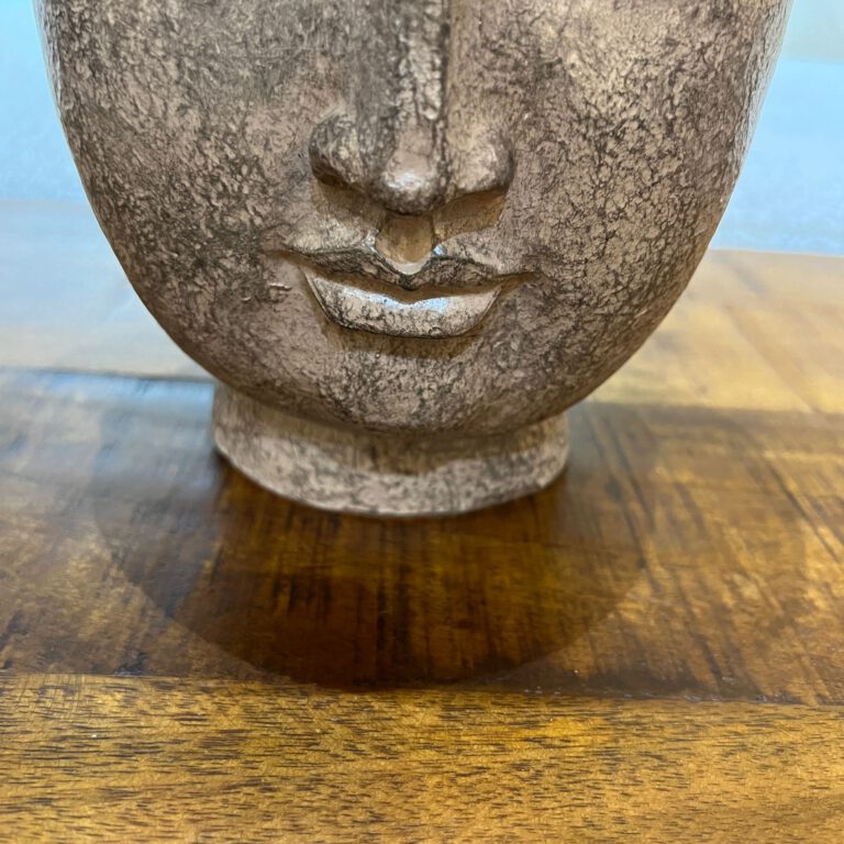 פסל ראש בודהה אישה גדול