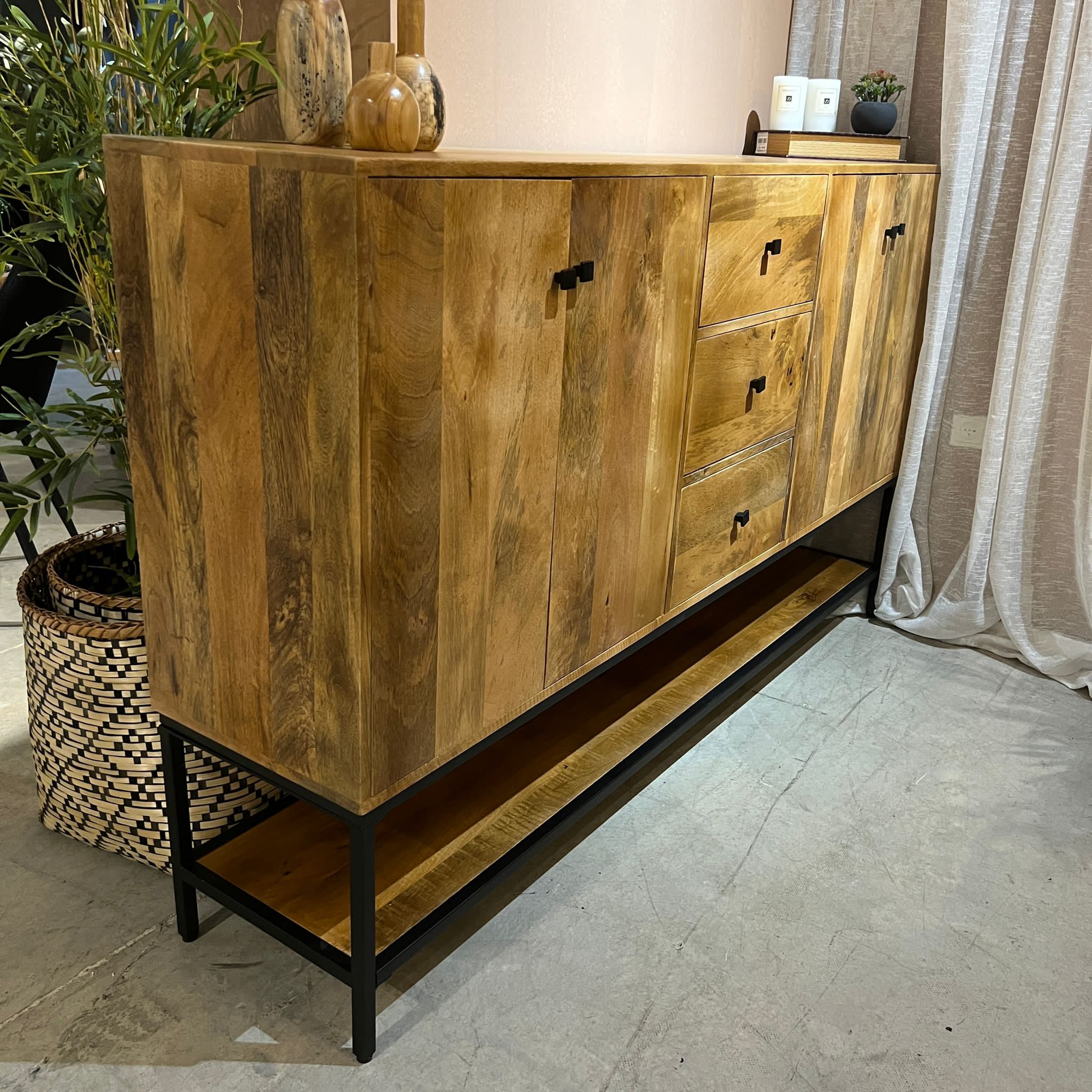 קומודה עץ מנגו דגם סוניל 4 דלתות 3 מגירות