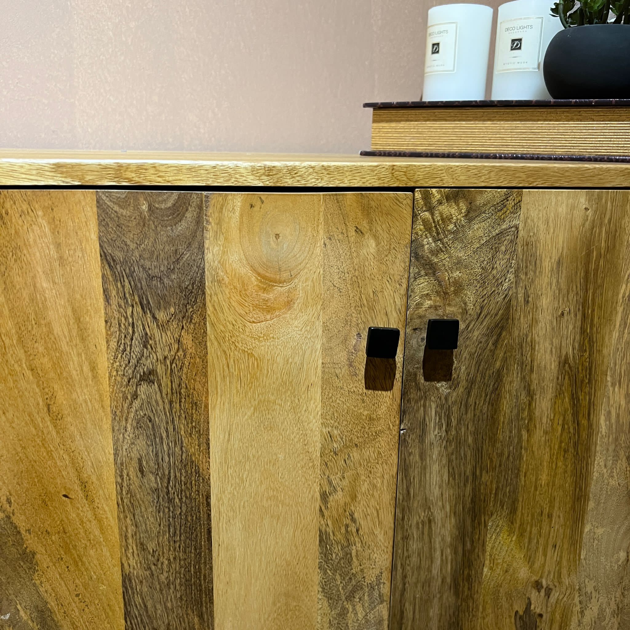 קומודה עץ מנגו דגם סוניל 4 דלתות 3 מגירות