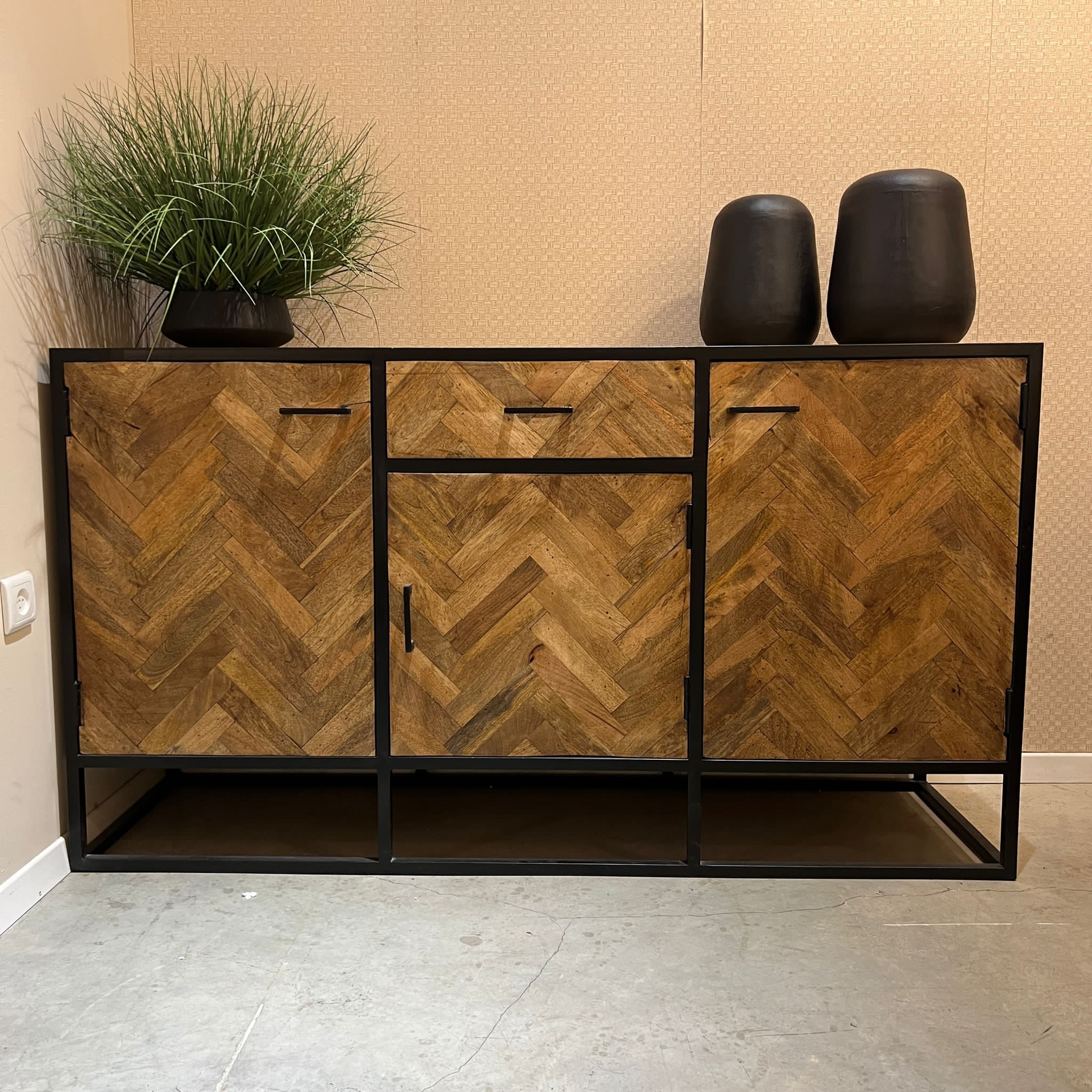 קומודה עץ מנגו פישבונד 4 ידיות דגם נדרן 150/45/83- חיסול מלאי קומודה עץ מנגו פישבונד 4 ידיות דגם נדרן 150/45/83- חיסול מלאי