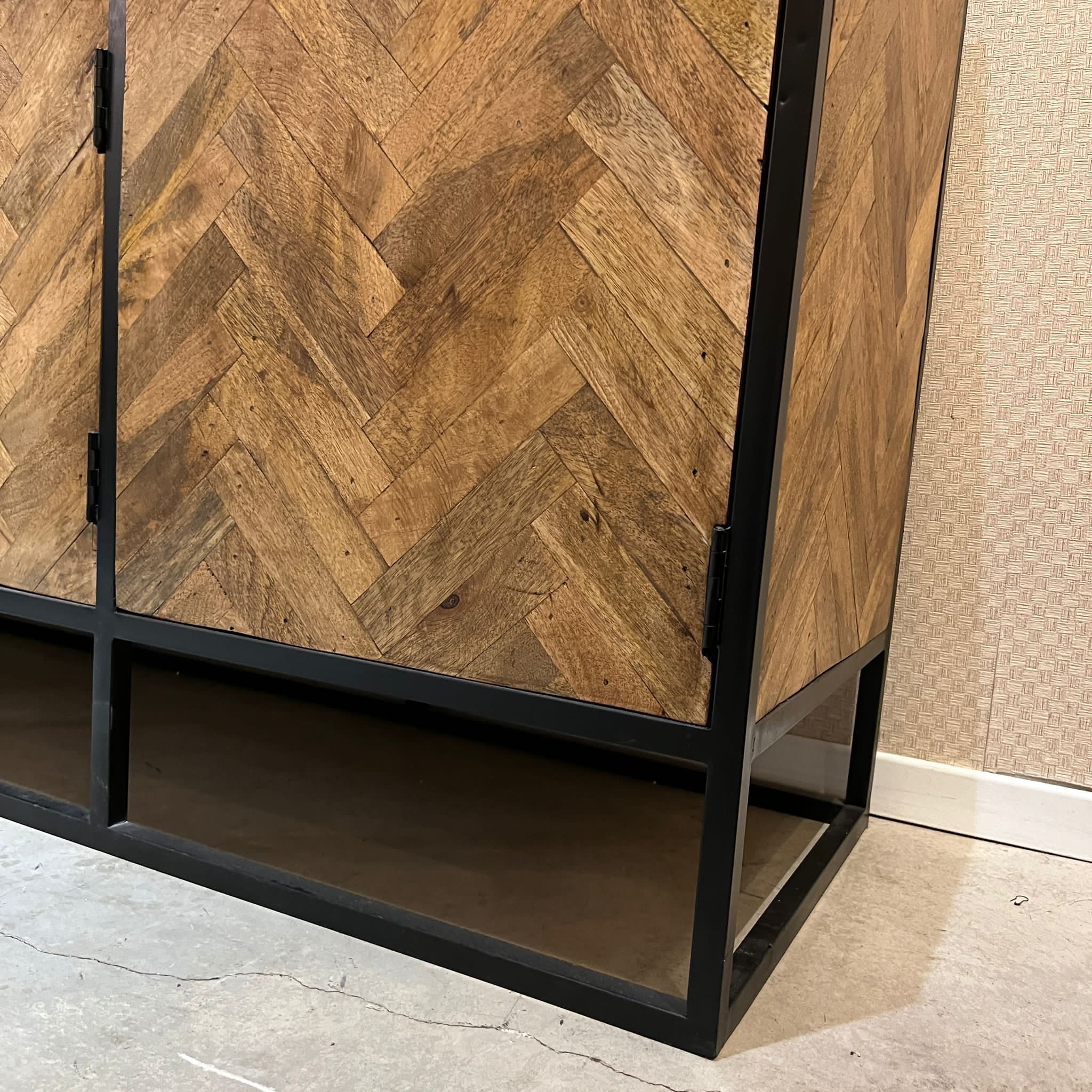 קומודה עץ מנגו פישבונד 4 ידיות דגם נדרן 150/45/83- חיסול מלאי קומודה עץ מנגו פישבונד 4 ידיות דגם נדרן 150/45/83- חיסול מלאי