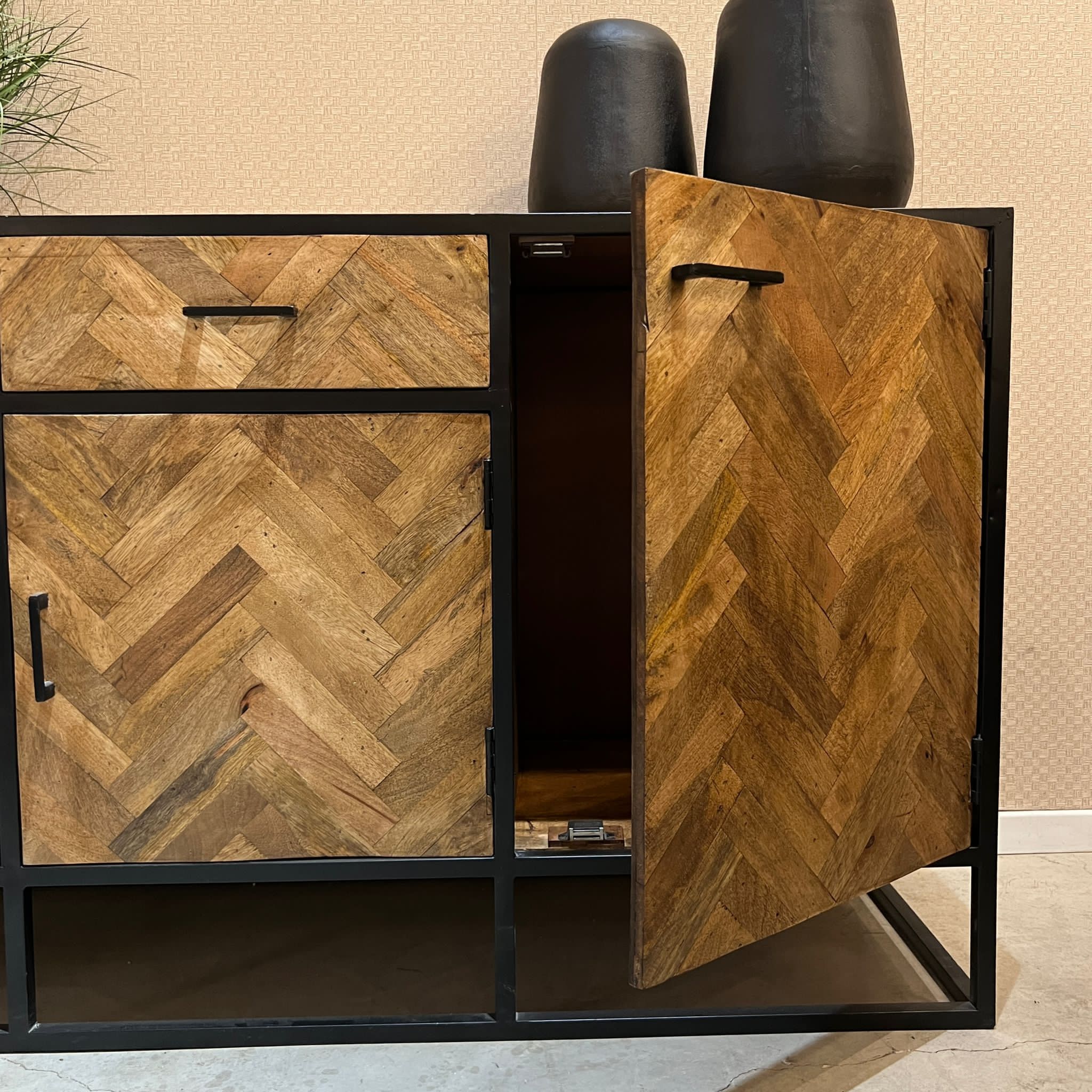 קומודה עץ מנגו פישבונד 4 ידיות דגם נדרן 150/45/83- חיסול מלאי קומודה עץ מנגו פישבונד 4 ידיות דגם נדרן 150/45/83- חיסול מלאי