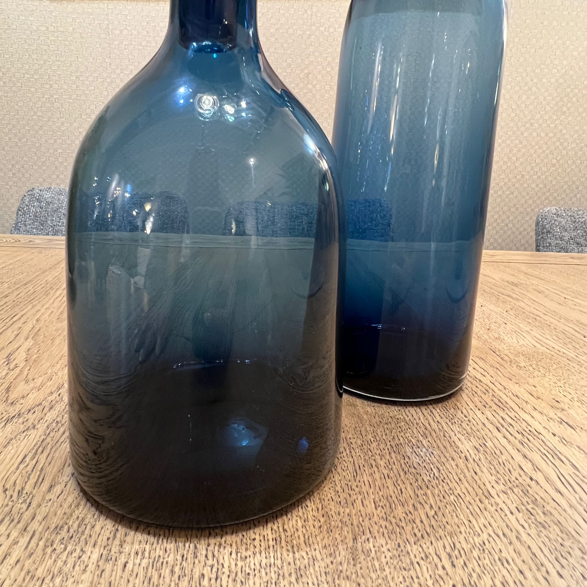 כד זכוכית כחולה בקבוק