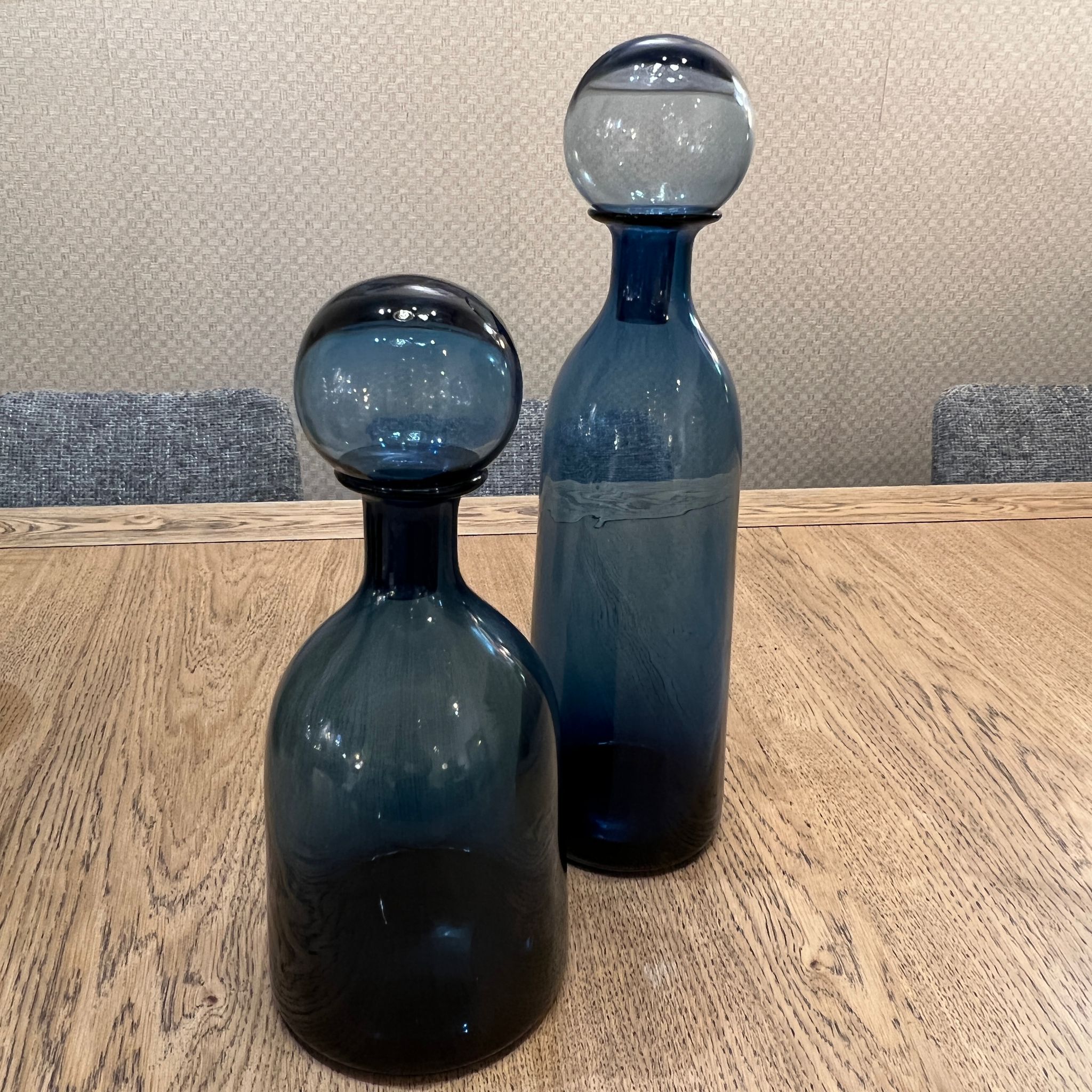 כד זכוכית כחולה בקבוק