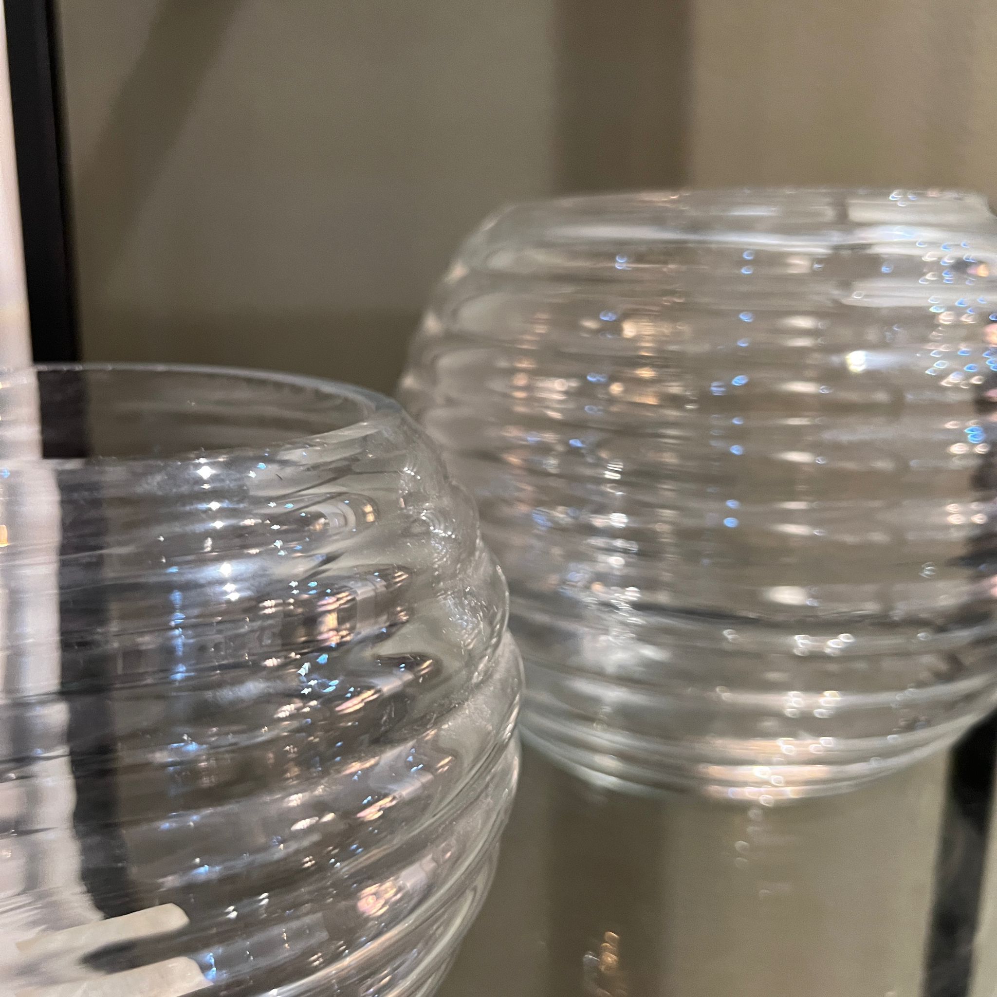 כד זכוכית שקופה פסים