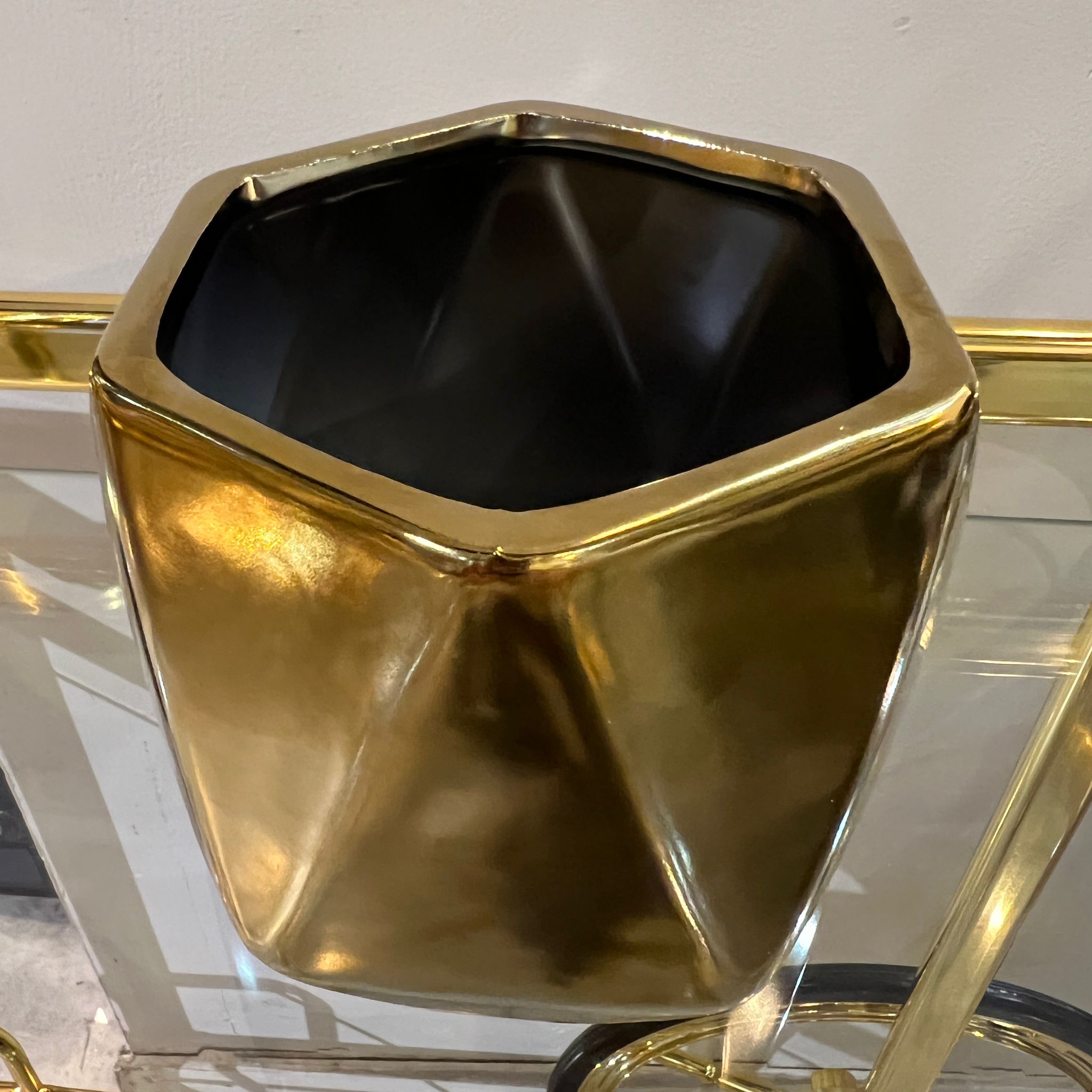 כד עציץ זהב קטן כד עציץ זהב קטן