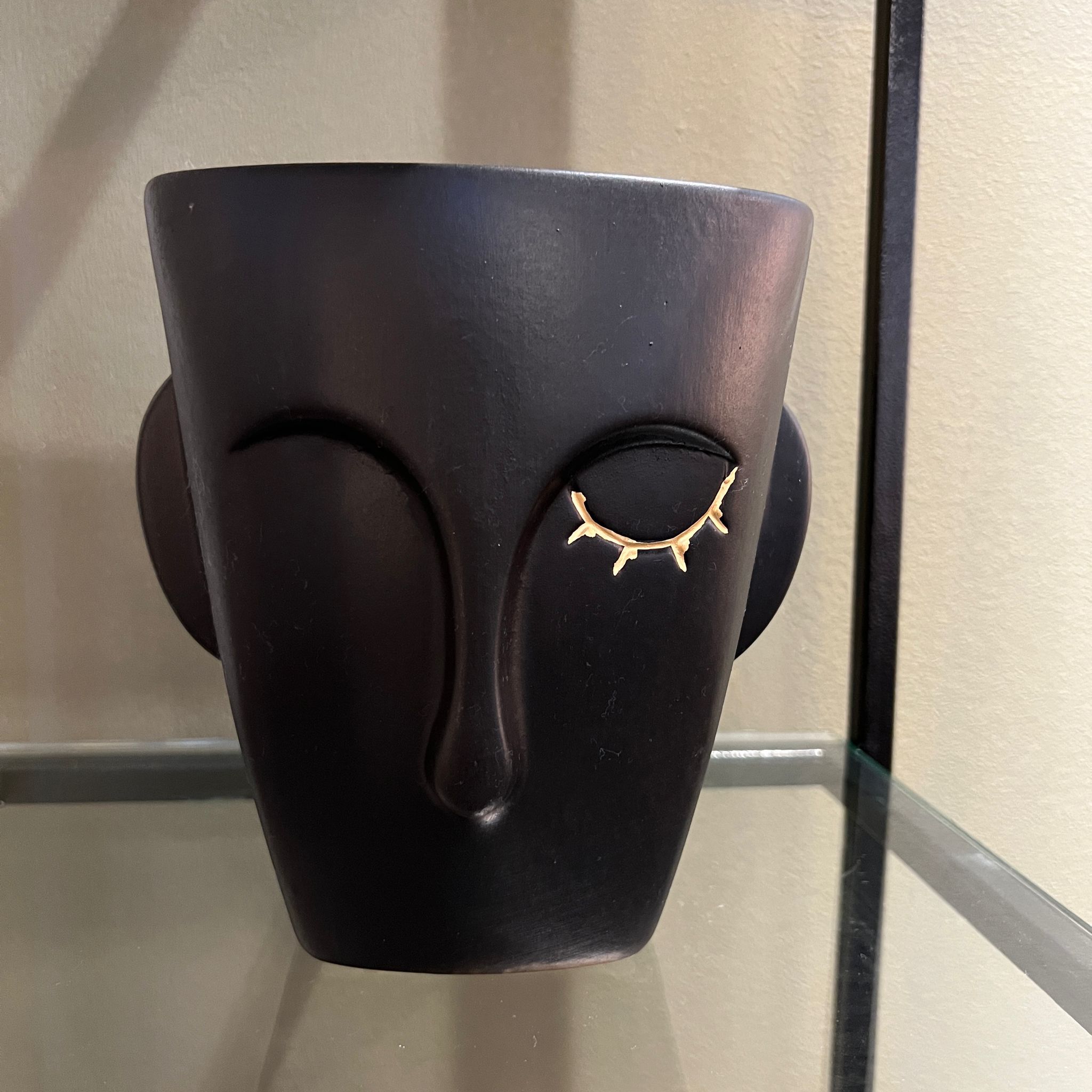 כד פנים קריצה שחור קטן כד פנים קריצה שחור קטן