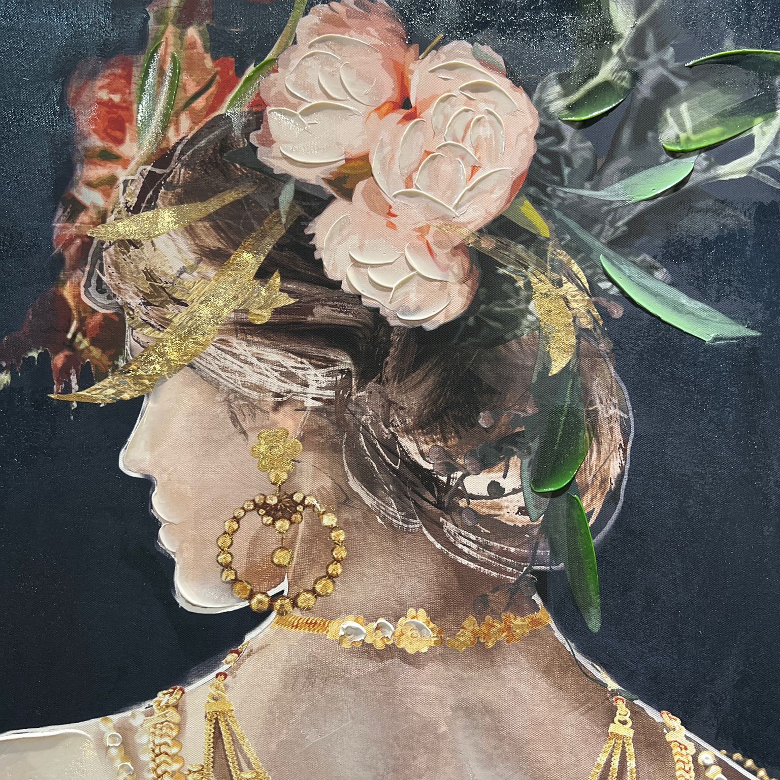 תמונת שמן בשילוב הדפסה אישה ופרחים רקע שחור