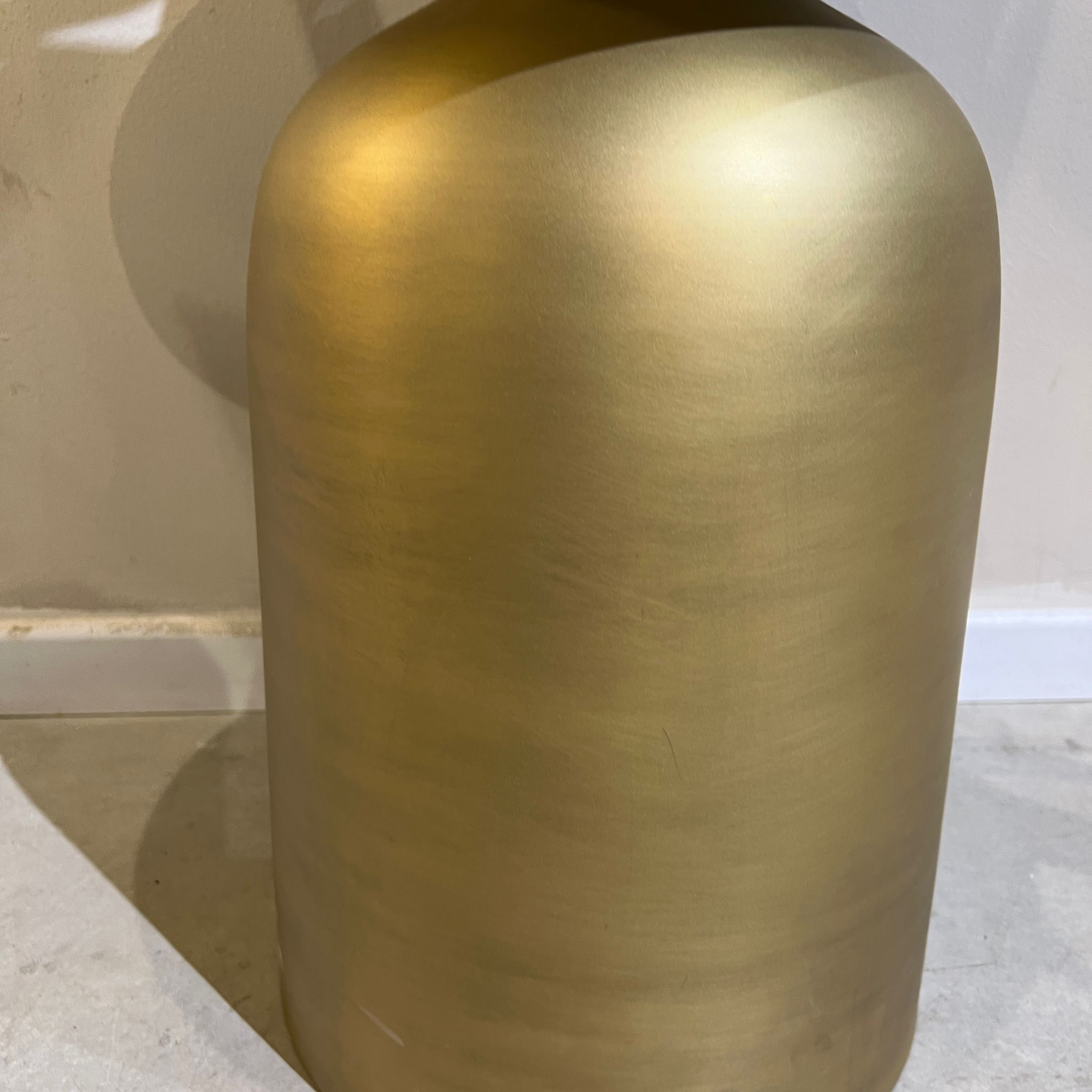 שולחן סלון דגם ראבי מגש שחור בסיס זהב שולחן סלון דגם ראבי מגש שחור בסיס זהב