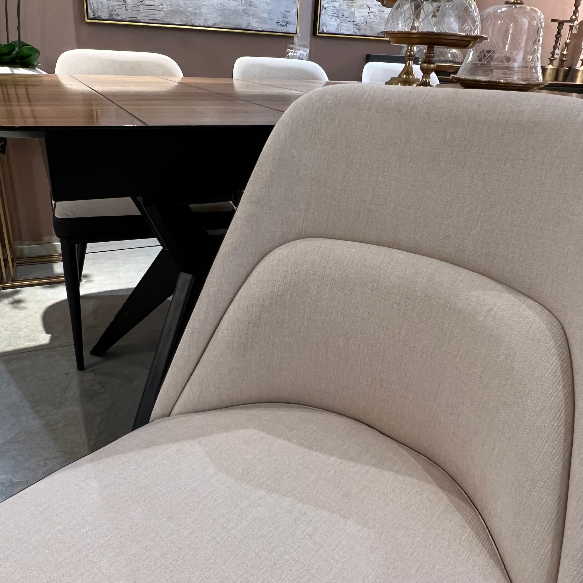 כסא דגם למלו קימי שמנת שחור