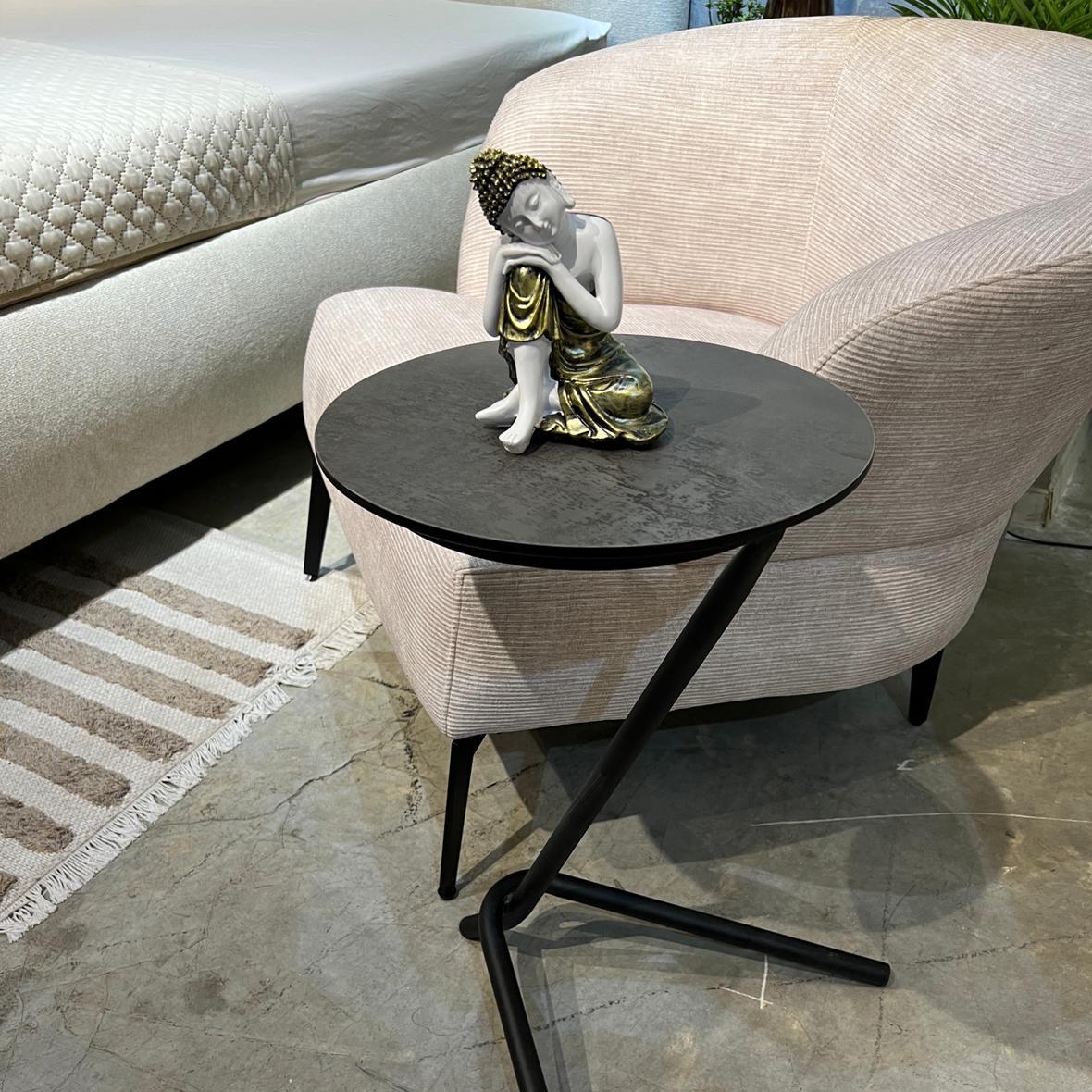 פסל בודהה לבנה נשענת על רגל פסל בודהה לבנה נשענת על רגל