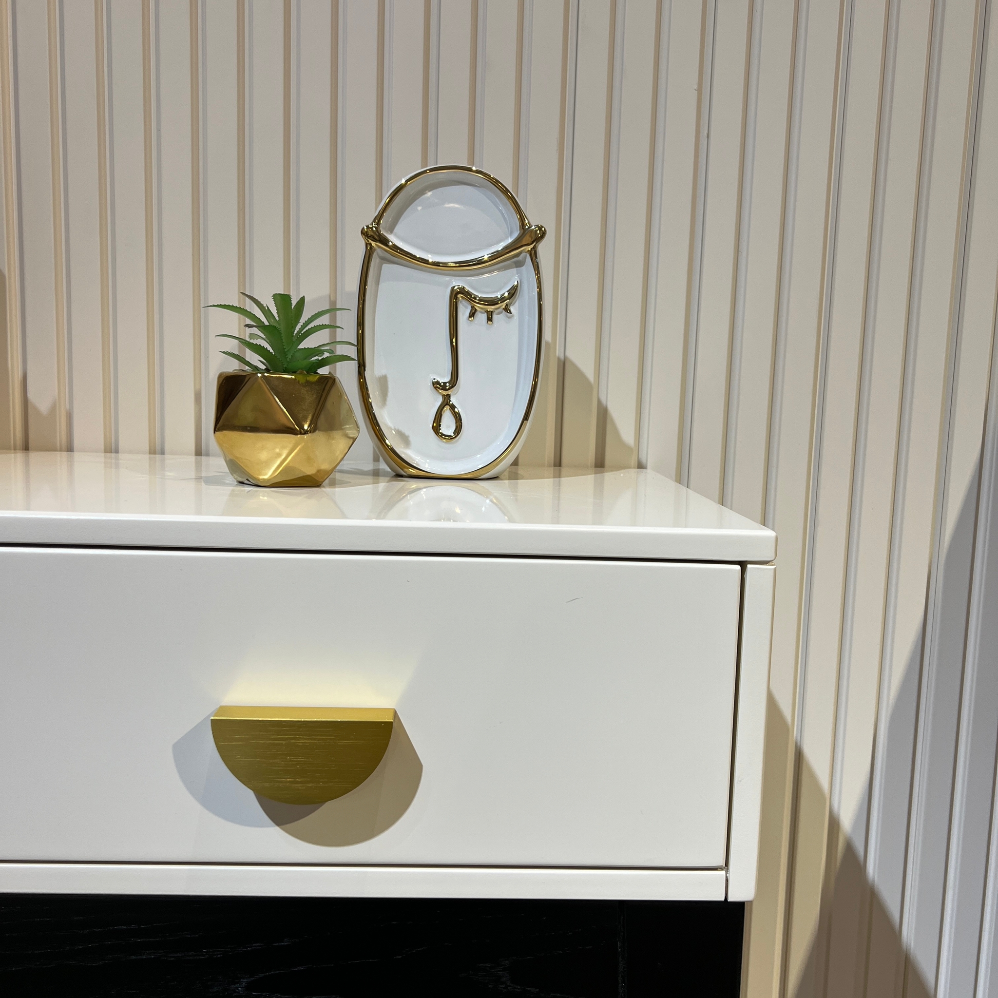 כד לבן פנים שטוח כד לבן פנים שטוח