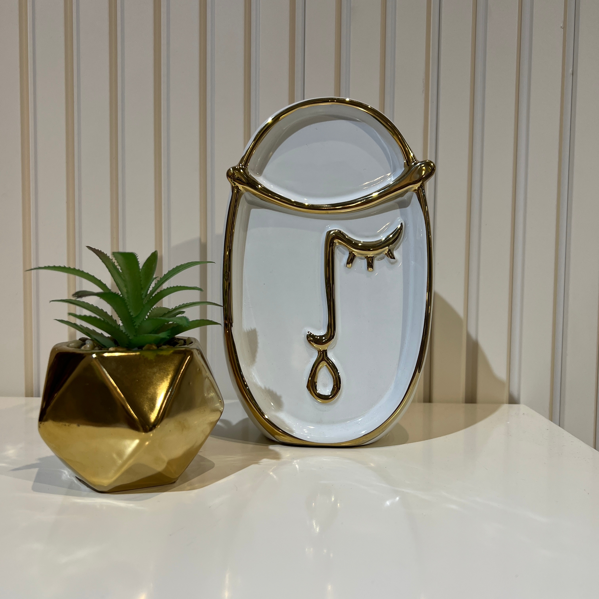 כד לבן פנים שטוח כד לבן פנים שטוח