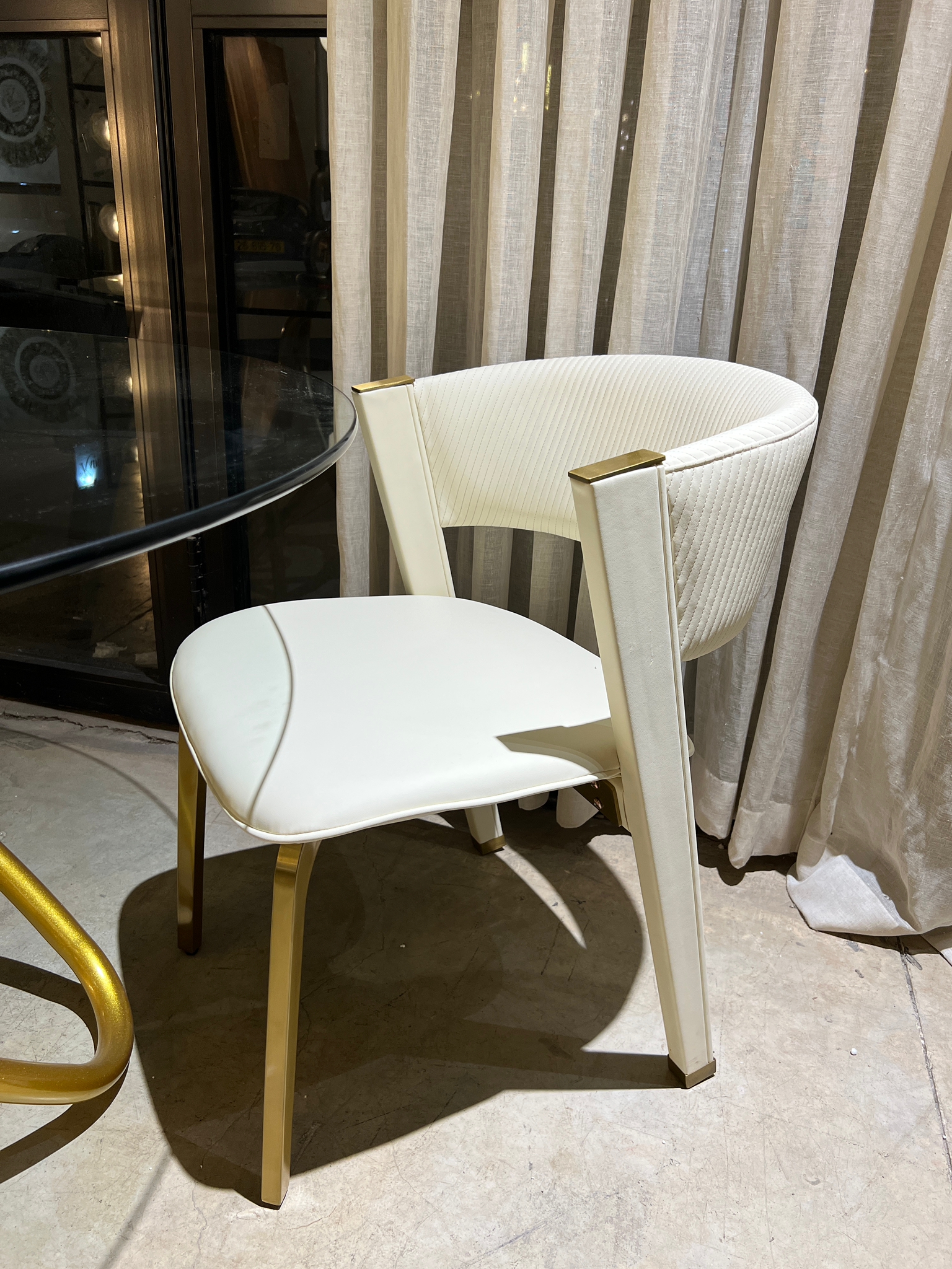 כיסא פינת אוכל יוקרתי שמנת רגלי זהב דגם פאלאס קימי - אחרונים חיסול מתצוגה! כיסא פינת אוכל יוקרתי שמנת רגלי זהב דגם פאלאס קימי - אחרונים חיסול מתצוגה!