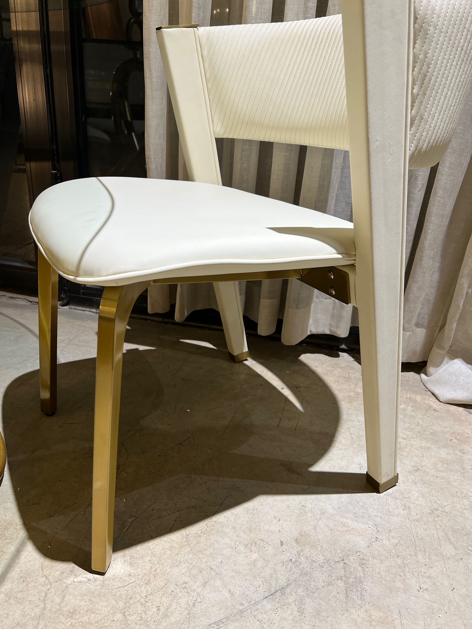כיסא פינת אוכל יוקרתי שמנת רגלי זהב דגם פאלאס קימי - אחרונים חיסול מתצוגה! כיסא פינת אוכל יוקרתי שמנת רגלי זהב דגם פאלאס קימי - אחרונים חיסול מתצוגה!