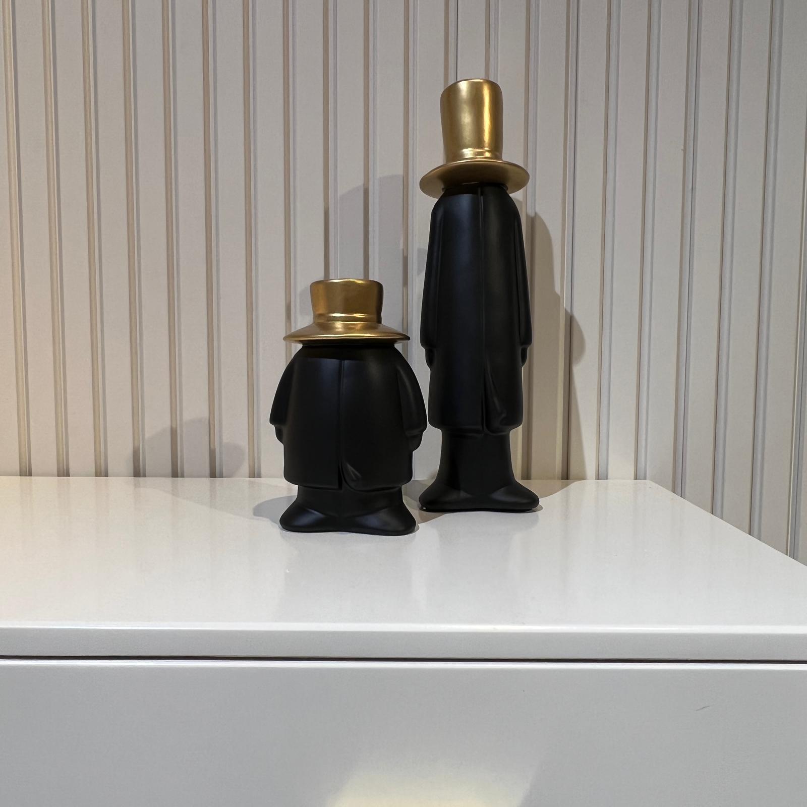 פסל איש שחור כובע זהב פסל איש שחור כובע זהב