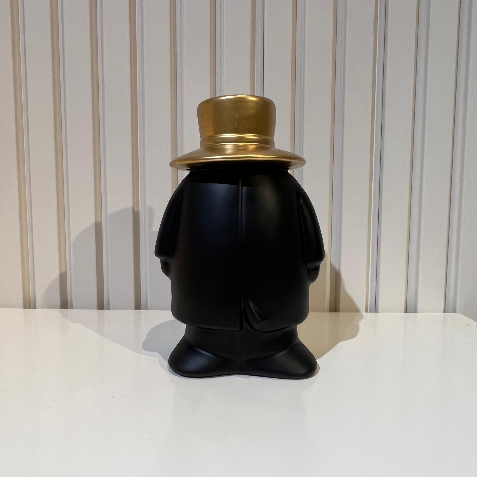 פסל איש שחור כובע זהב פסל איש שחור כובע זהב