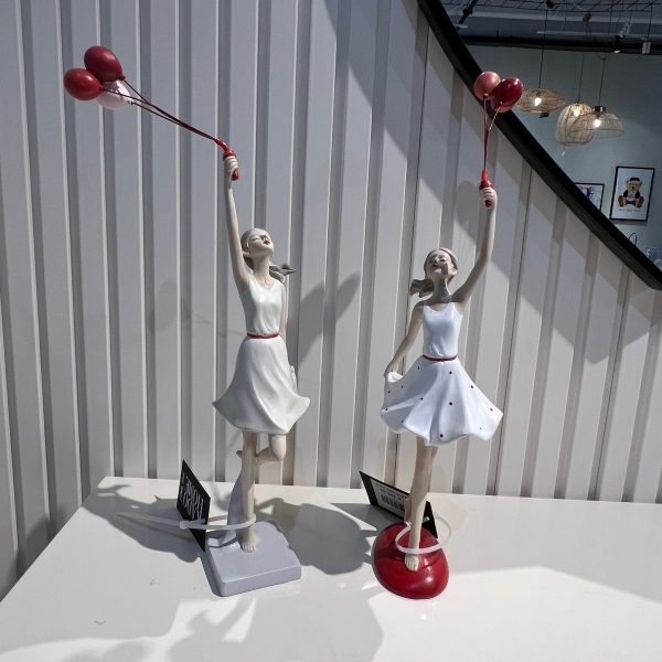 פסל אישה בלונים אדומים