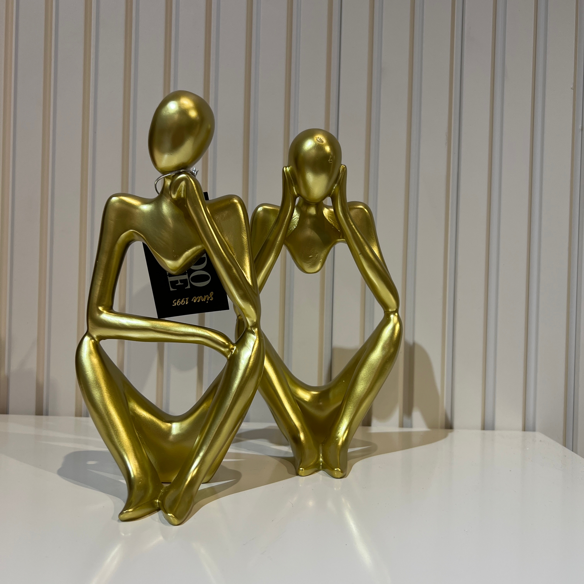 פסל אשה זהב ללא בטן