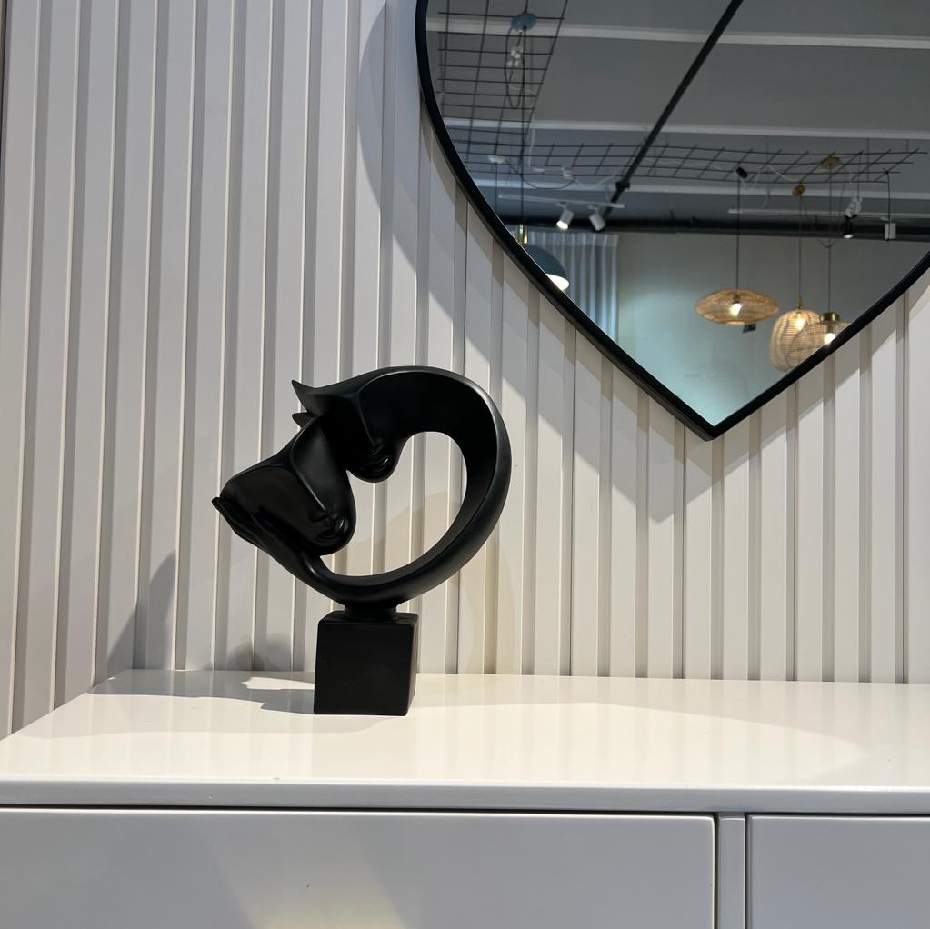 פסל מסכות על יד אבסטרקט שחור