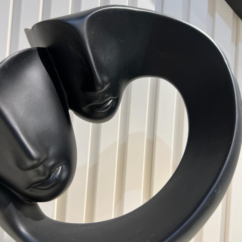 פסל מסכות על יד אבסטרקט שחור