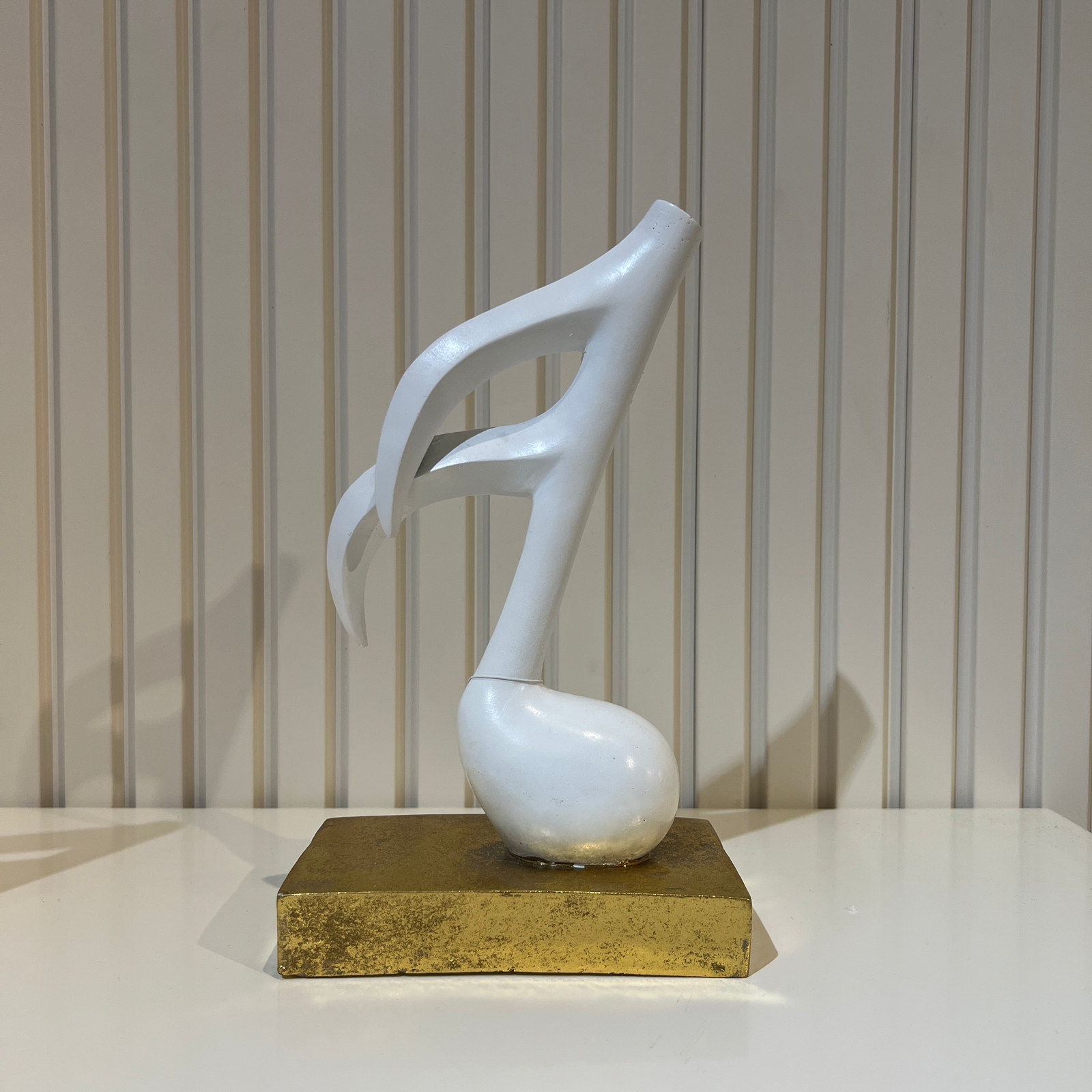 פסל נגינה לבן בסיס זהב