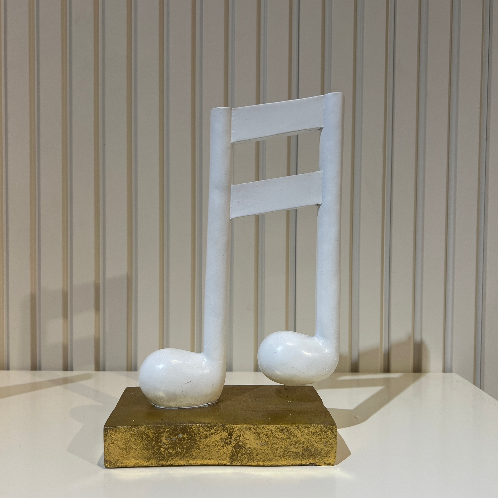 פסל נגינה לבן בסיס זהב