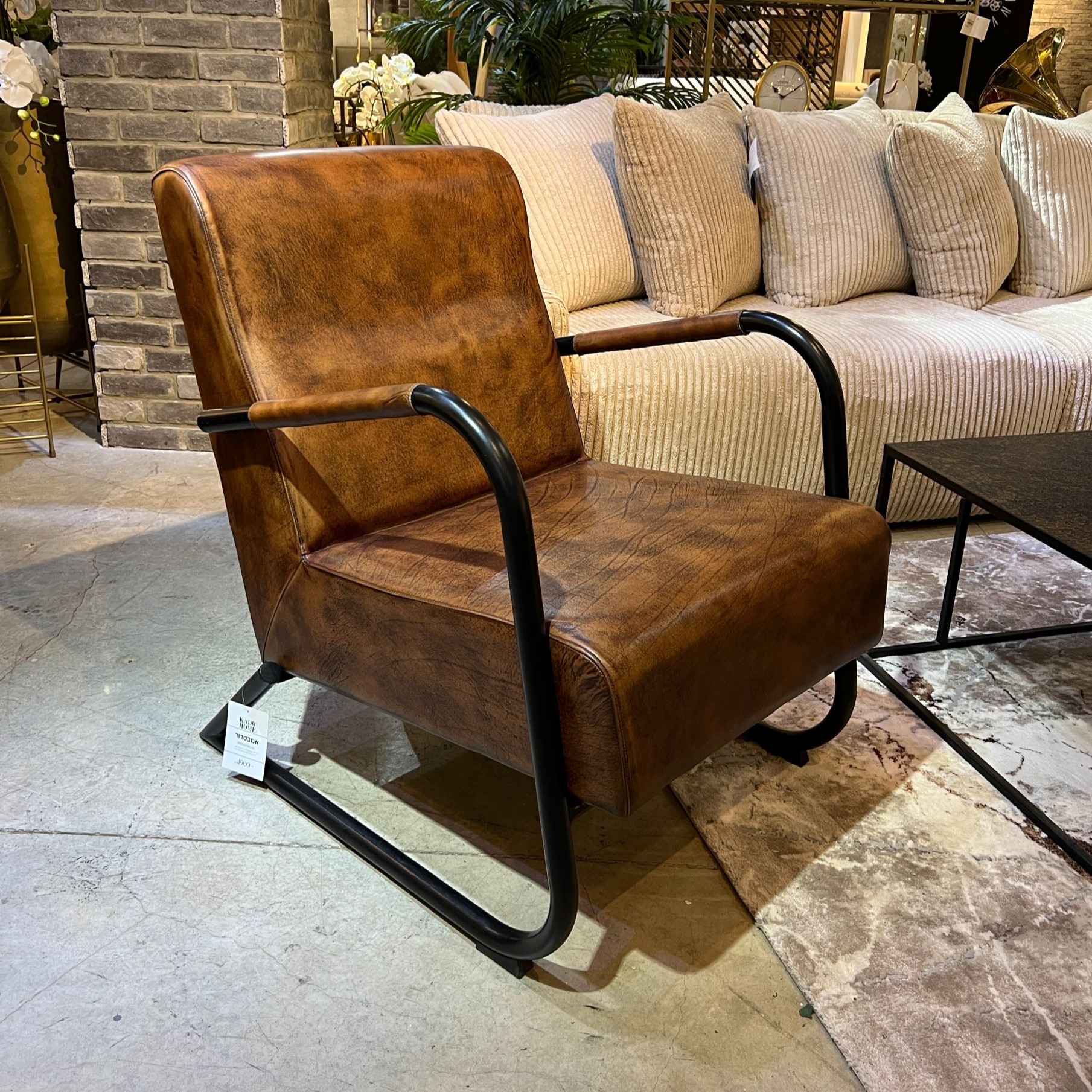 כורסא מעוצבת עור בופאלו חום ידיות ברזל שחורות דגם אמבסדור